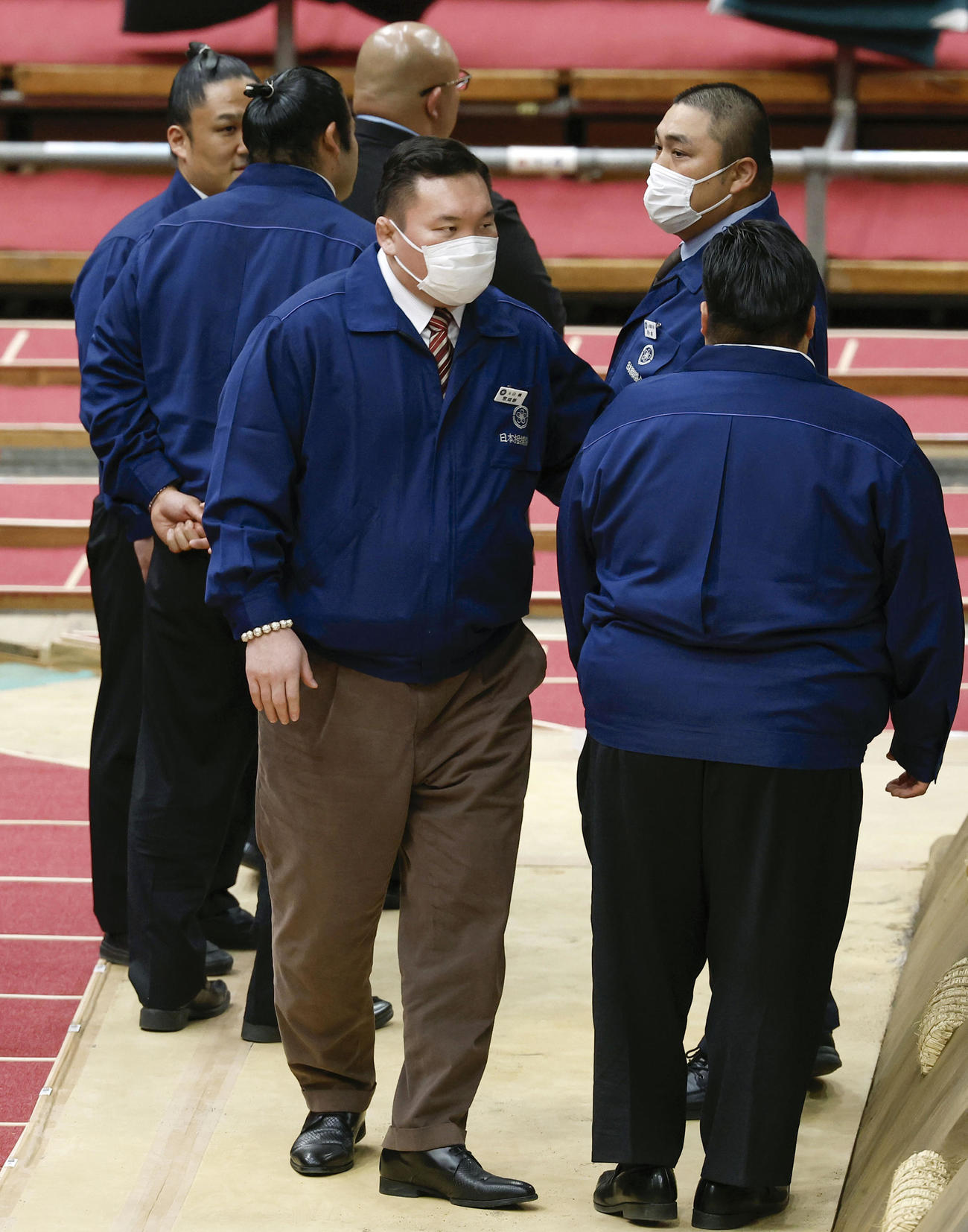 大相撲春場所初日を終えた宮城野親方（中央）＝エディオンアリーナ大阪（共同）