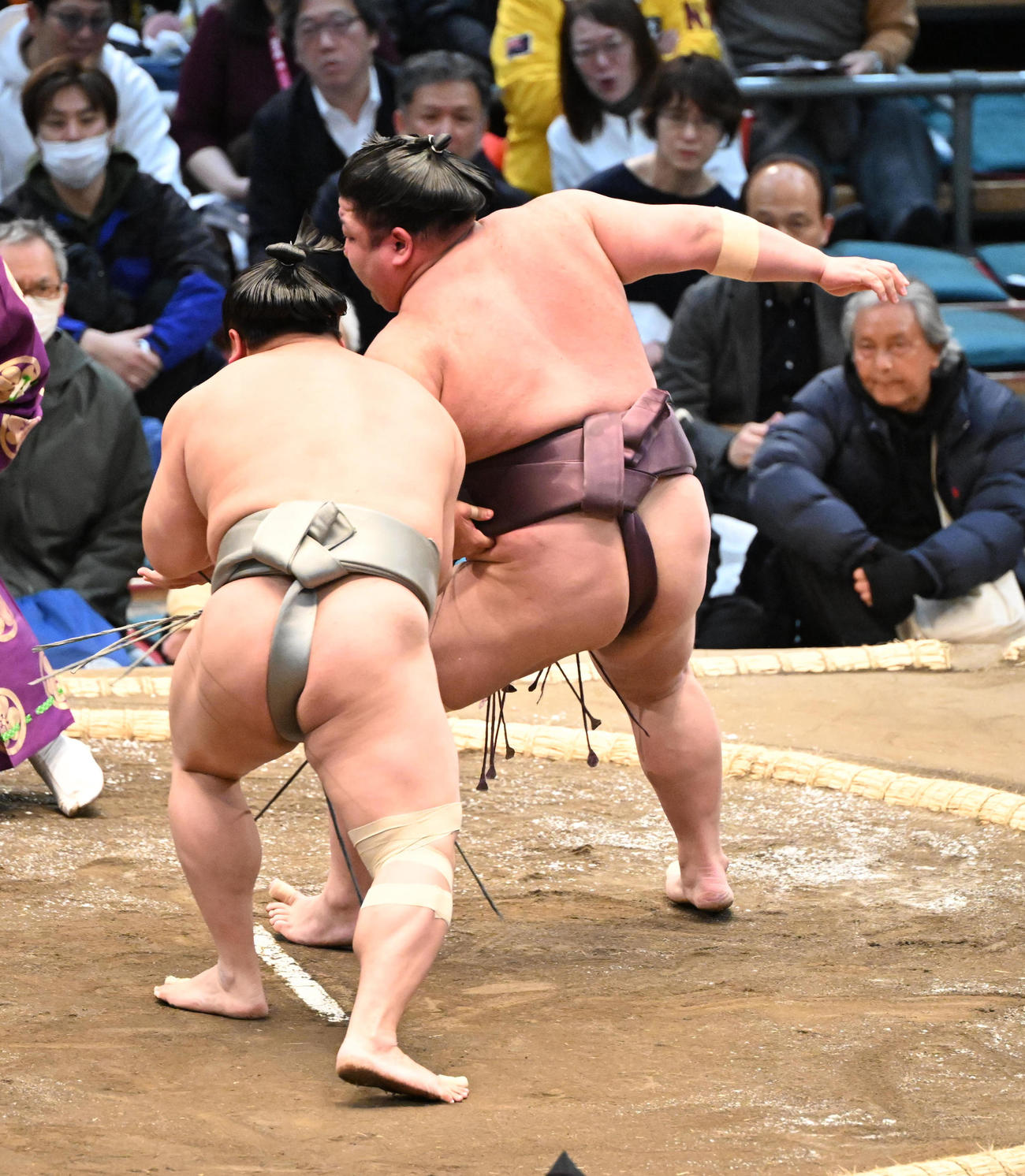 紫雷（右）を送り出しで破る若隆景（撮影・和賀正仁）