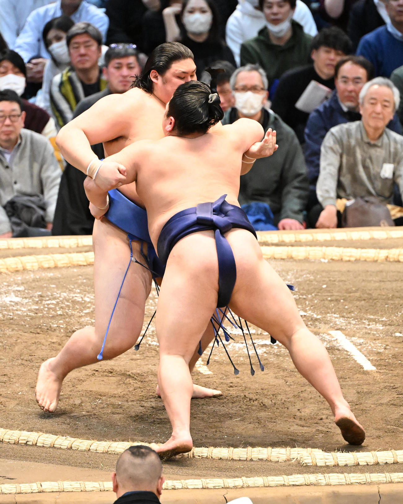 大の里（右）は寄り切りで平戸海を破る（撮影・和賀正仁）