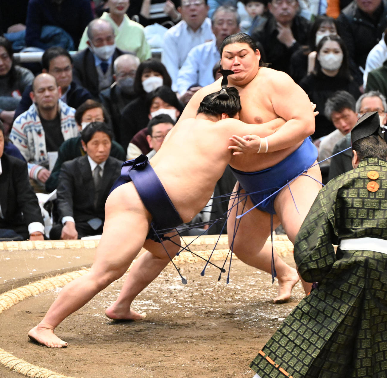 大の里（右）は寄り切りで平戸海を破る（撮影・和賀正仁）