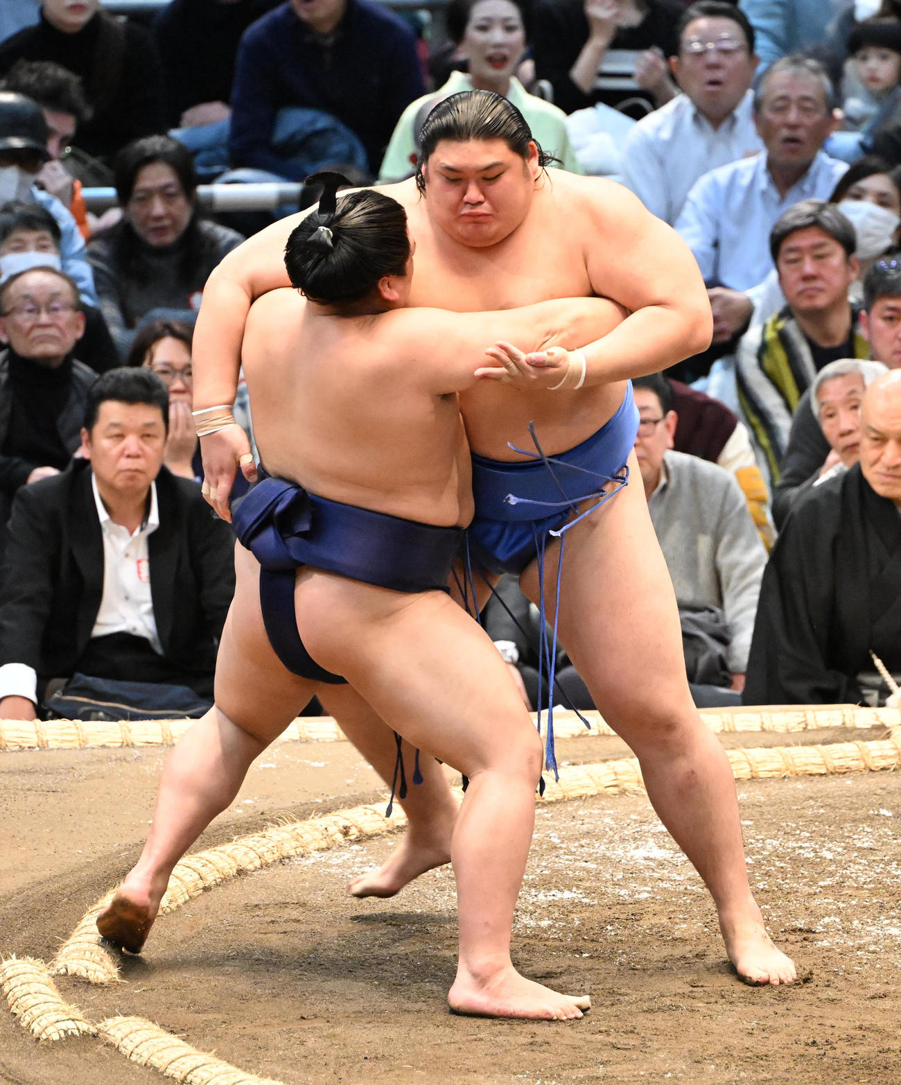 大の里（右）は寄り切りで平戸海を破る（撮影・和賀正仁）