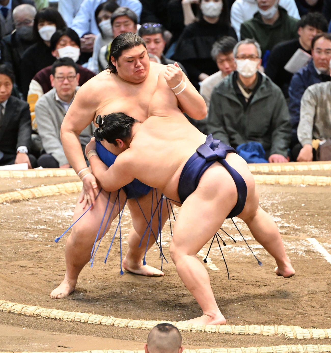 大の里（右）は寄り切りで平戸海を破る（撮影・和賀正仁）