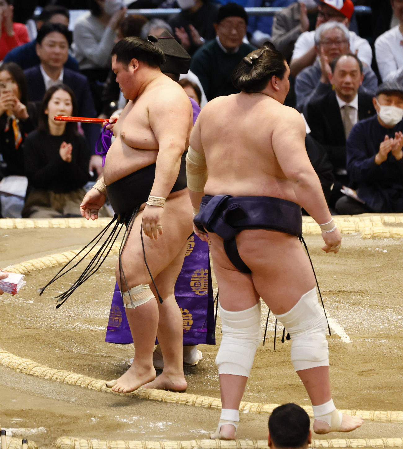 大相撲春場所4日　明生（左）は寄り切りで照ノ富士を破る（撮影・藤尾明華）