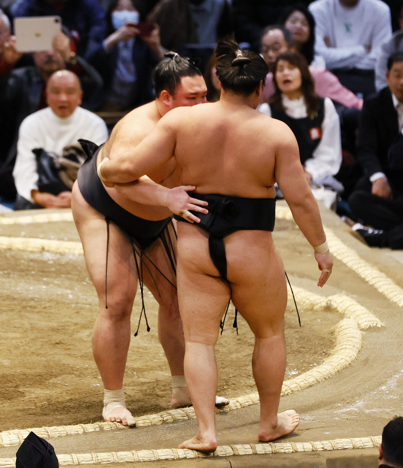 大相撲春場所4日　朝乃山（左）は寄り切りで霧島を破る（撮影・藤尾明華）