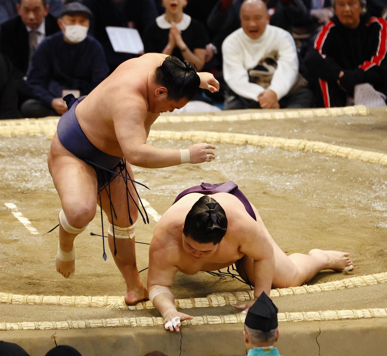 大相撲春場所4日　豊昇龍（左）は引き落としで王鵬を破る（撮影・藤尾明華）