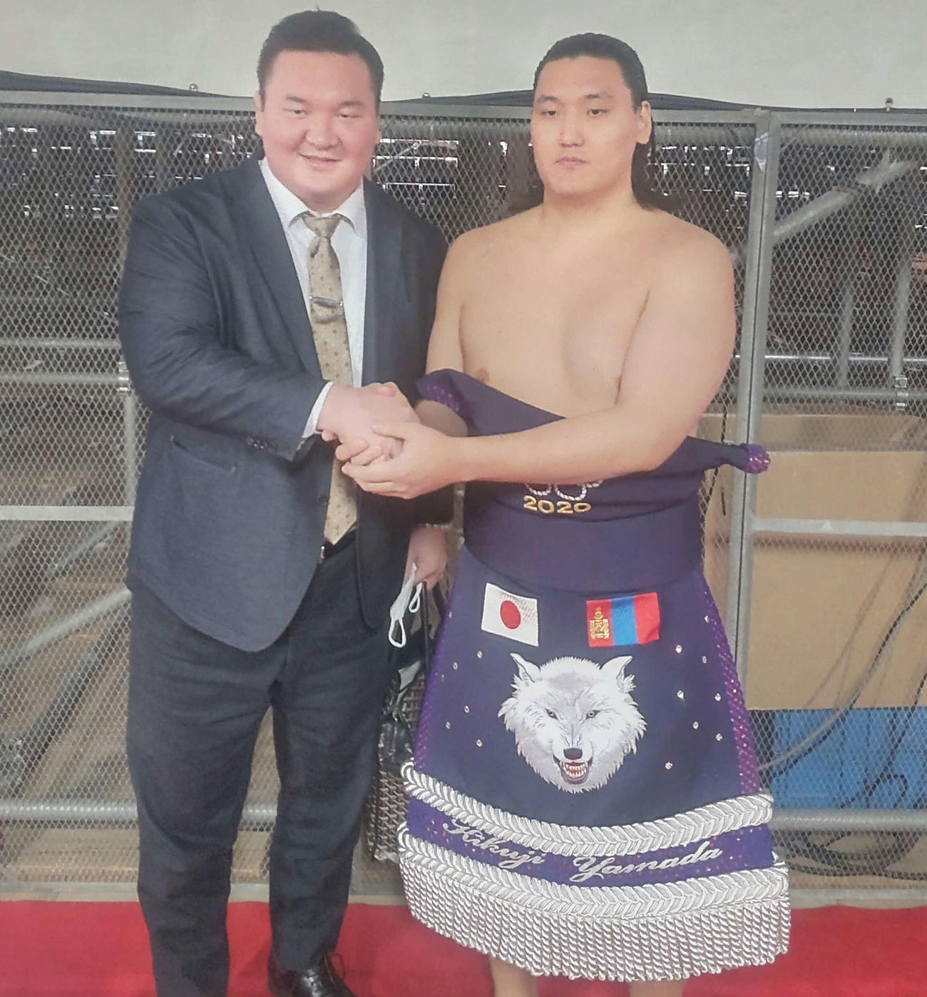 新序出世披露に臨む宮城野部屋の聖白鵬（右）と握手を交わす宮城野親方（撮影・平山連）