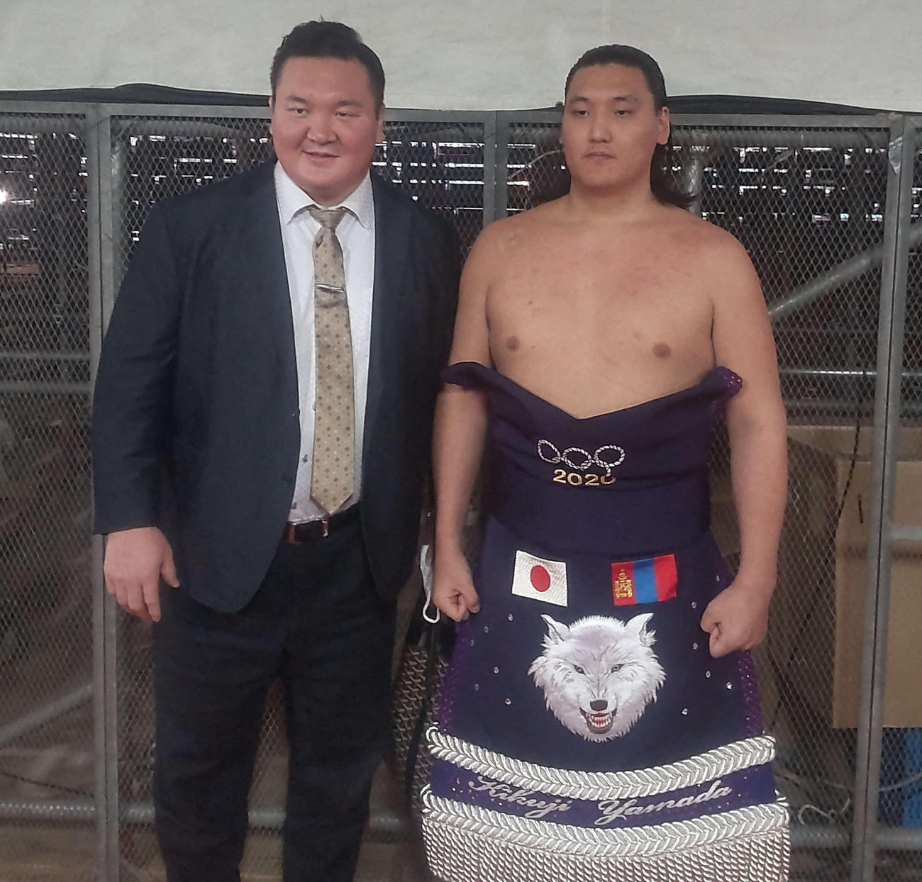 新序出世披露に臨む宮城野部屋の聖白鵬（右）と宮城野親方（撮影・平山連）