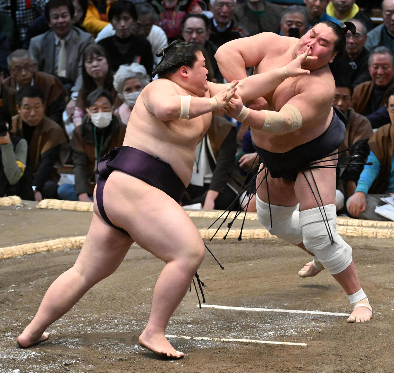 照ノ富士（右）を攻める王鵬（撮影・前岡正明）
