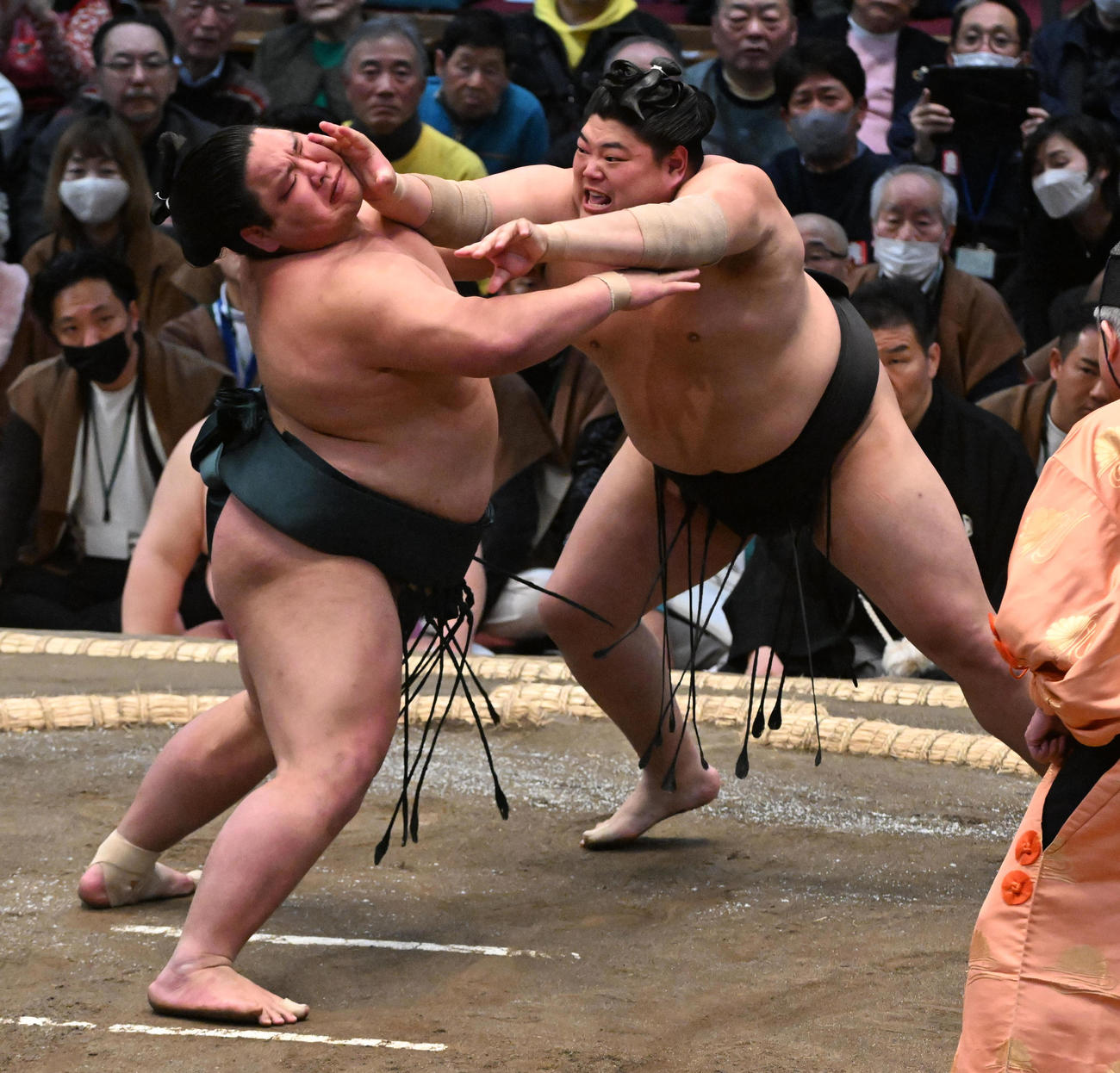 錦木（左）を攻める阿炎（撮影・前岡正明）