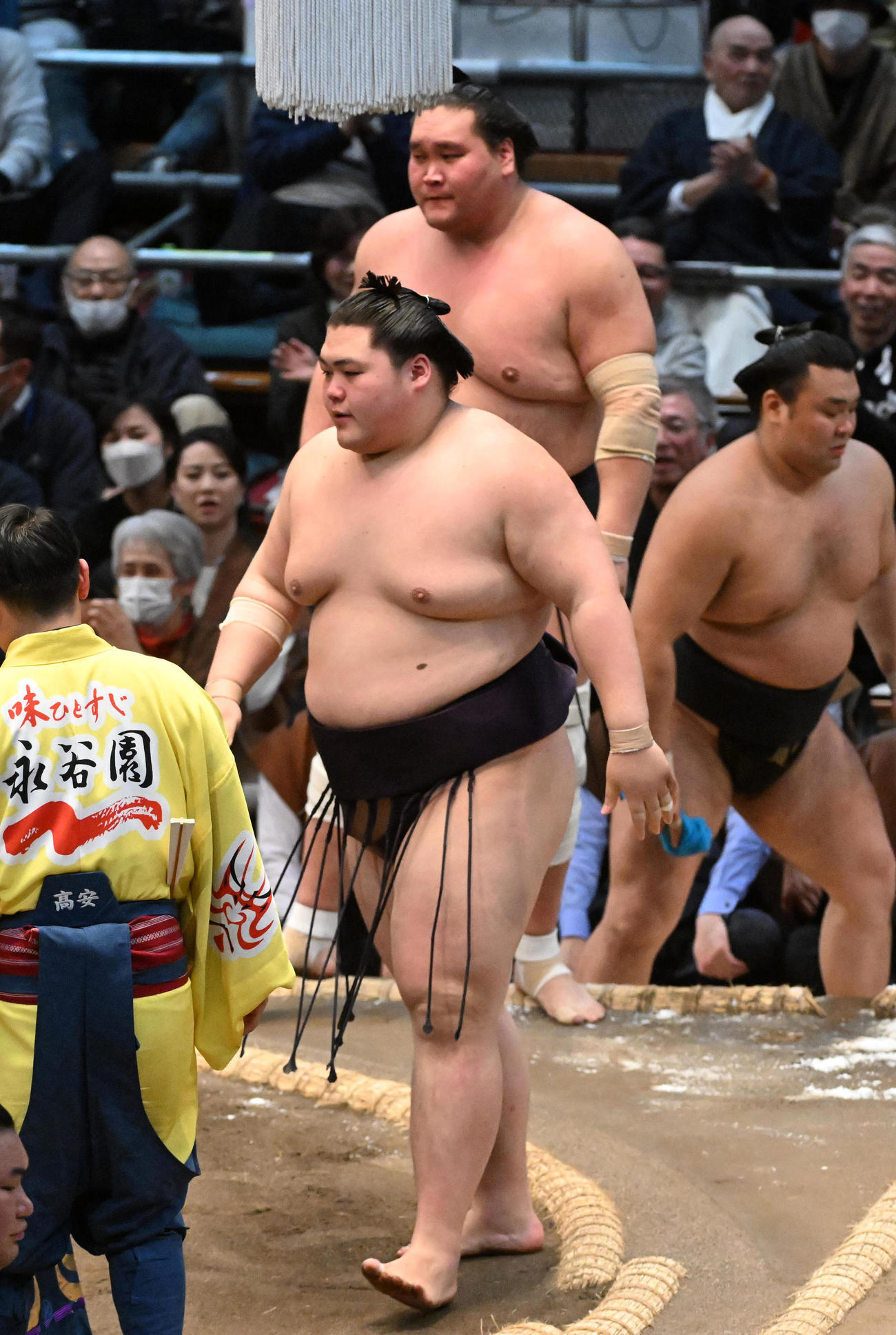 照ノ富士（後方）を寄り切りで破った王鵬。右は霧島（撮影・前岡正明）