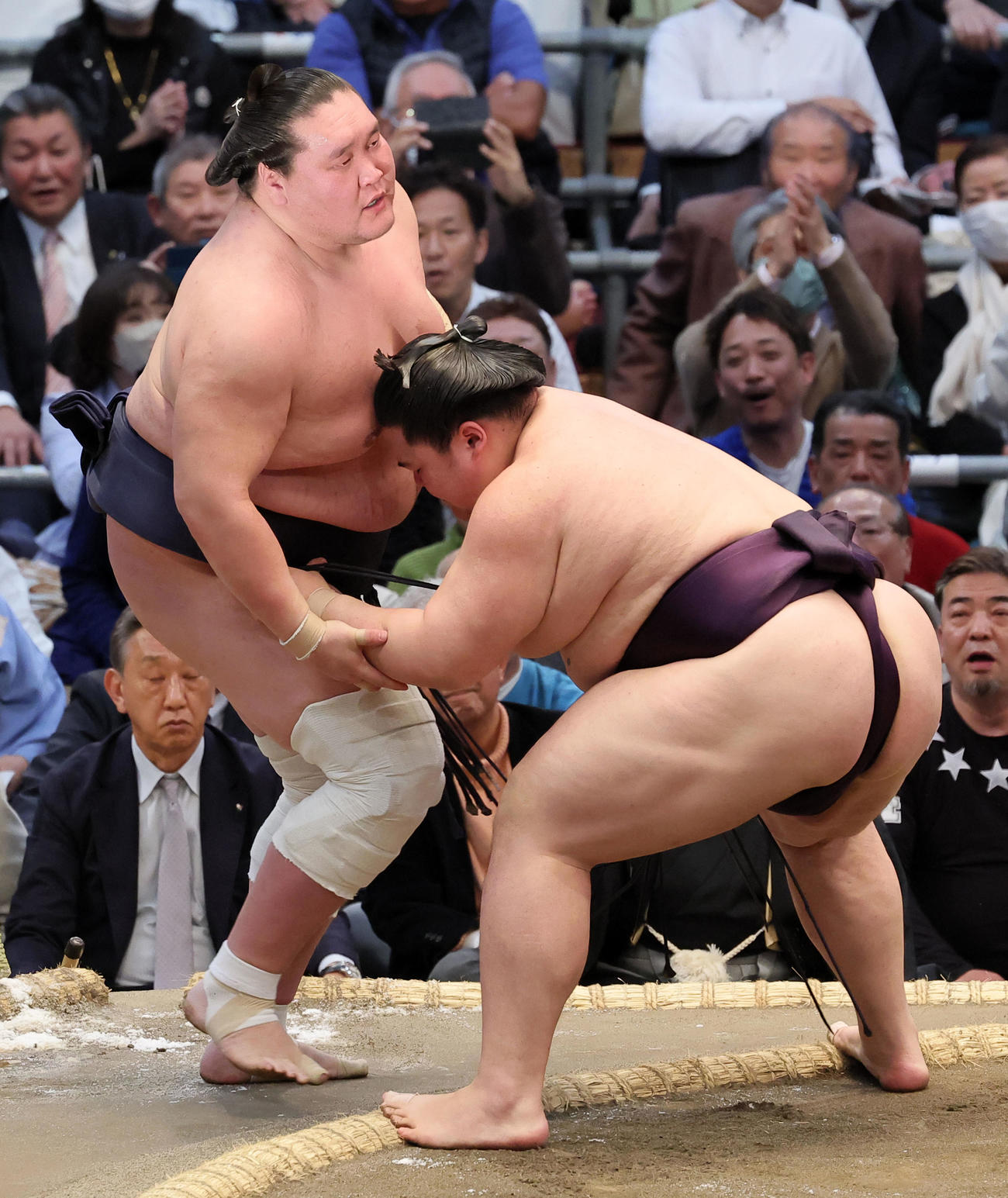 照ノ富士（左）を寄り切りで破った王鵬