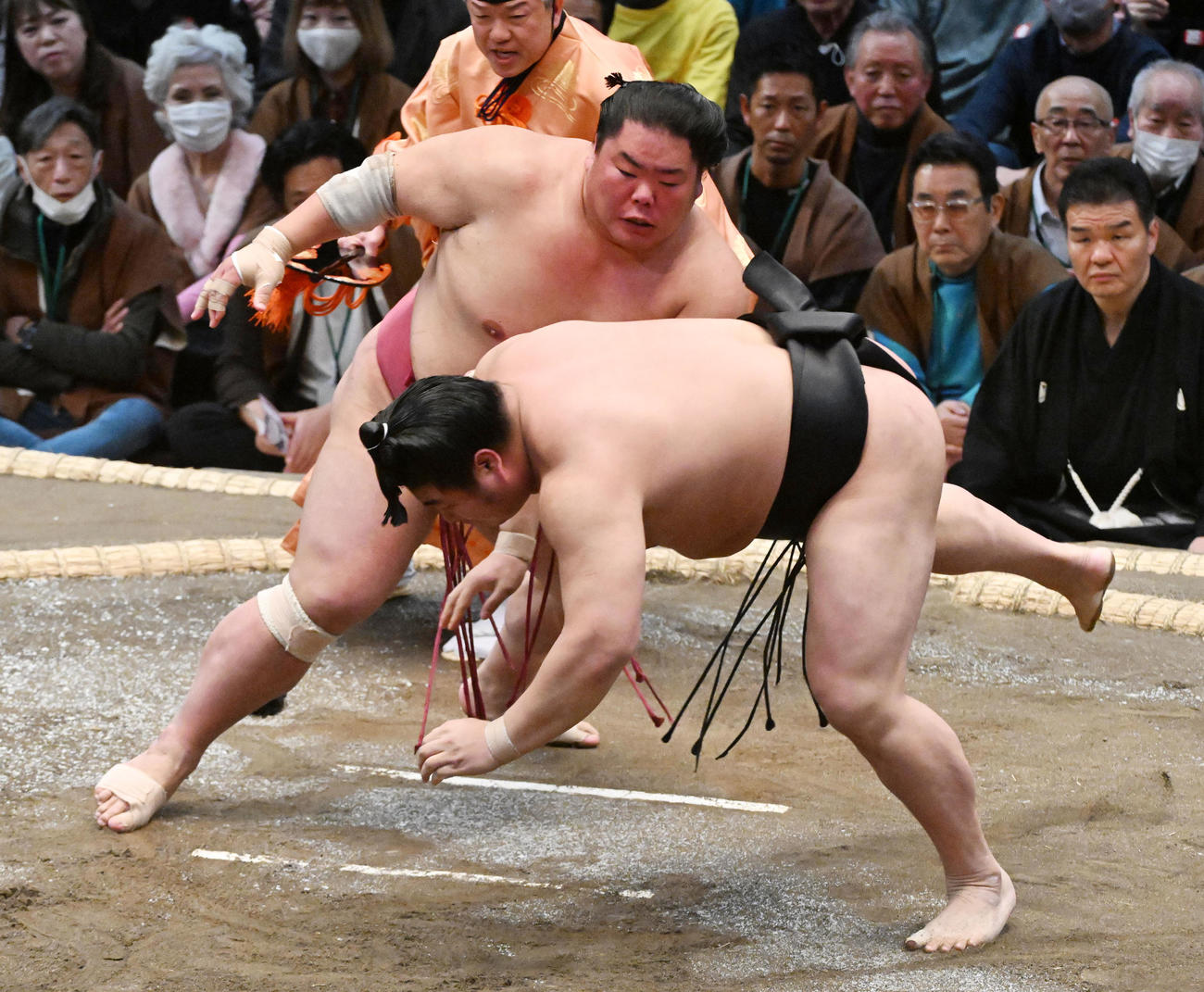 大栄翔（奥）は若元春を引き落としで破る（撮影・前岡正明）