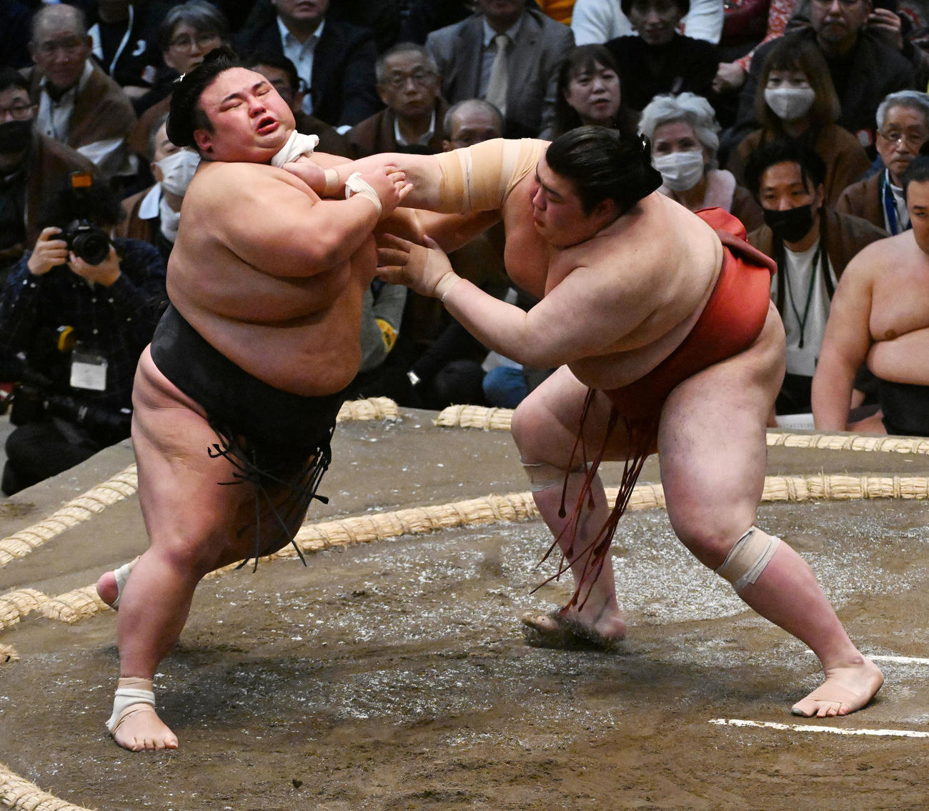 熱海富士（右）は貴景勝を押し出しで破る（撮影・前岡正明）