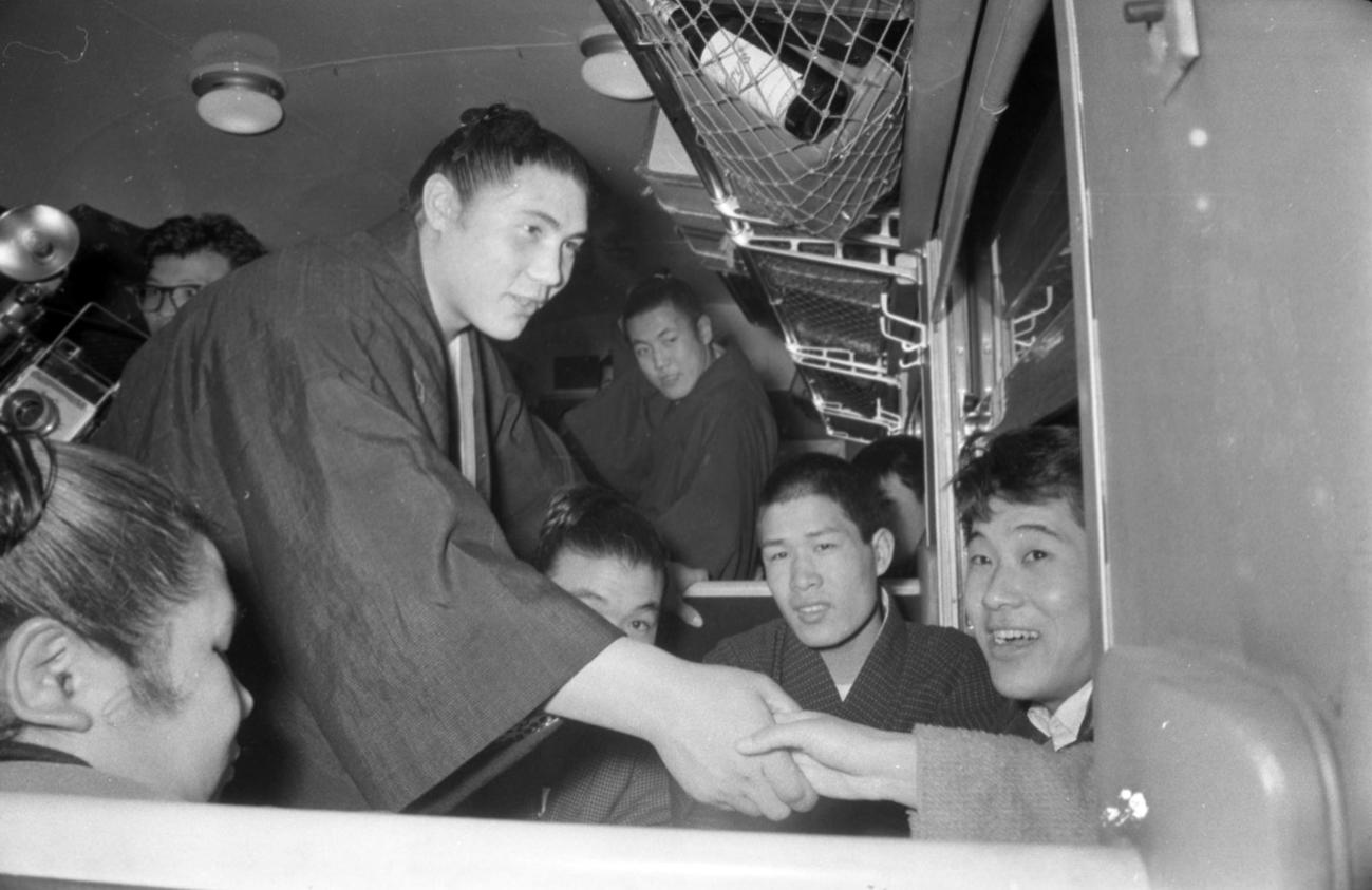 東京駅午後11時発の臨時列車で大阪へ向かう大鵬は、ここでも人気をさらいサイン攻め、握手攻め（1960年2月22日撮影、大阪駅到着は23日午前9時25分）