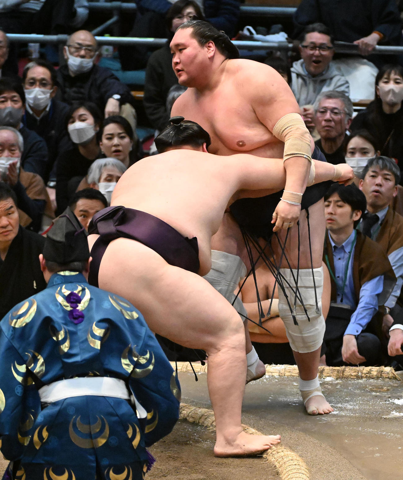 照ノ富士（右）を寄り切りで破った王鵬（撮影・前岡正明）