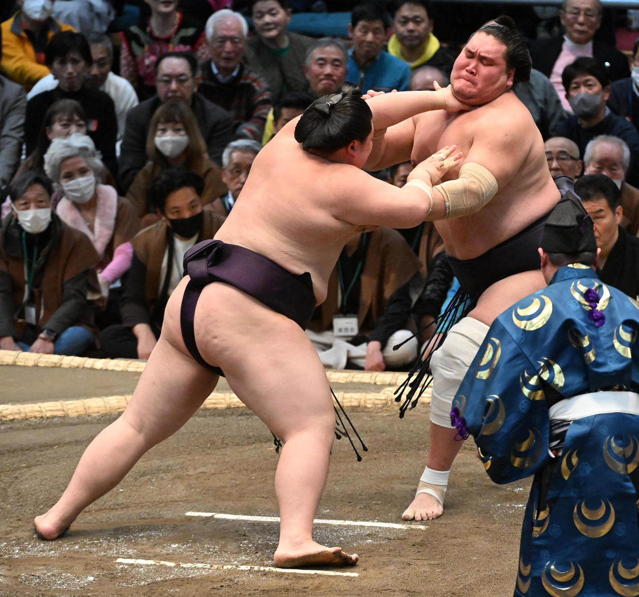 照ノ富士（右）を攻める王鵬（撮影・前岡正明）