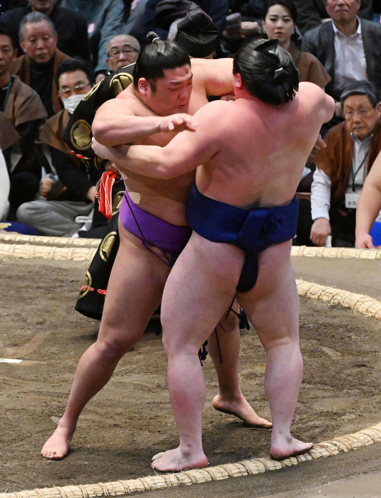 尊富士（左）は時疾風を押し出しで破る（撮影・前岡正明）