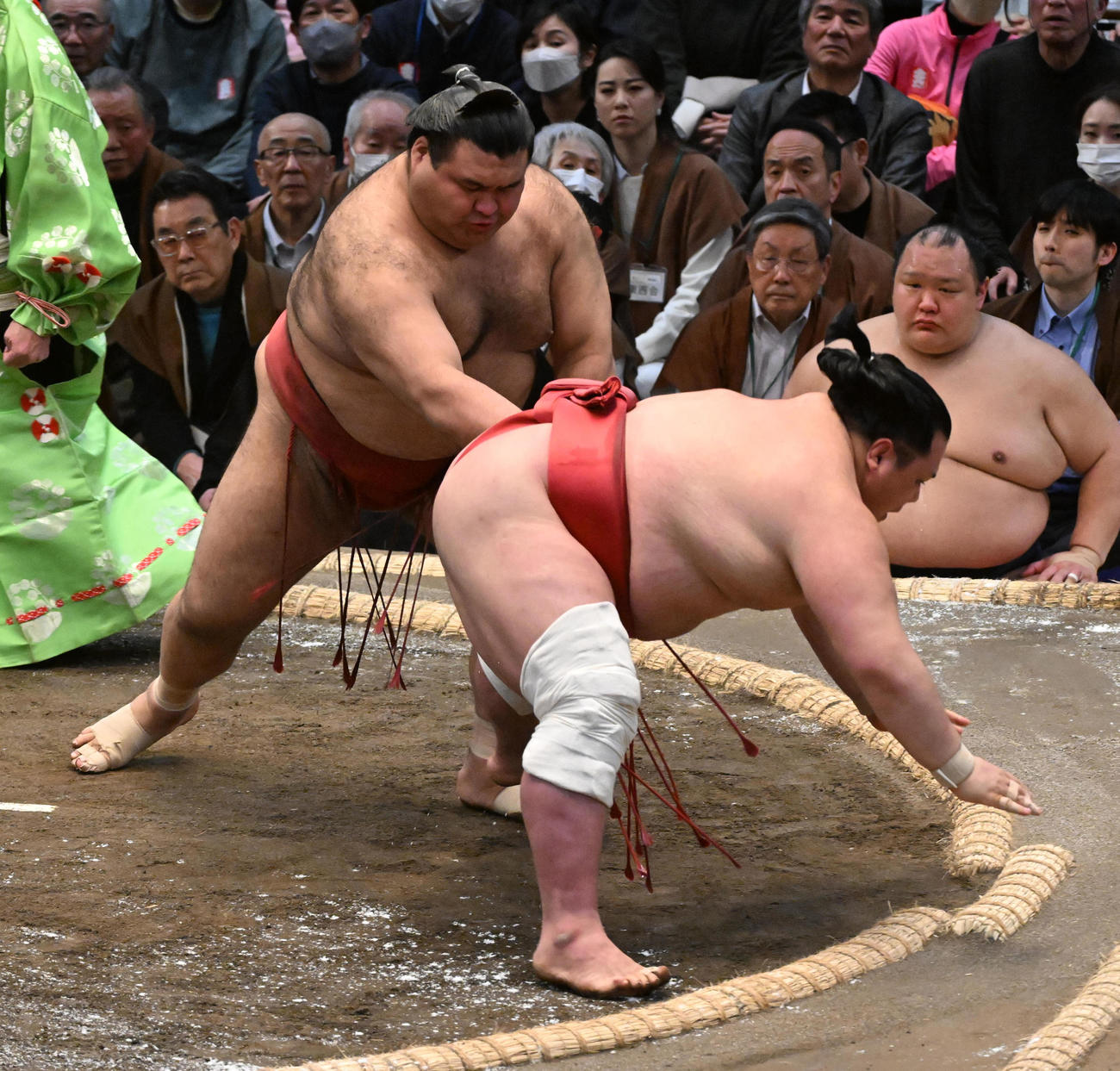 高安（左）は阿武咲を上手出し投げで破る（撮影・前岡正明）