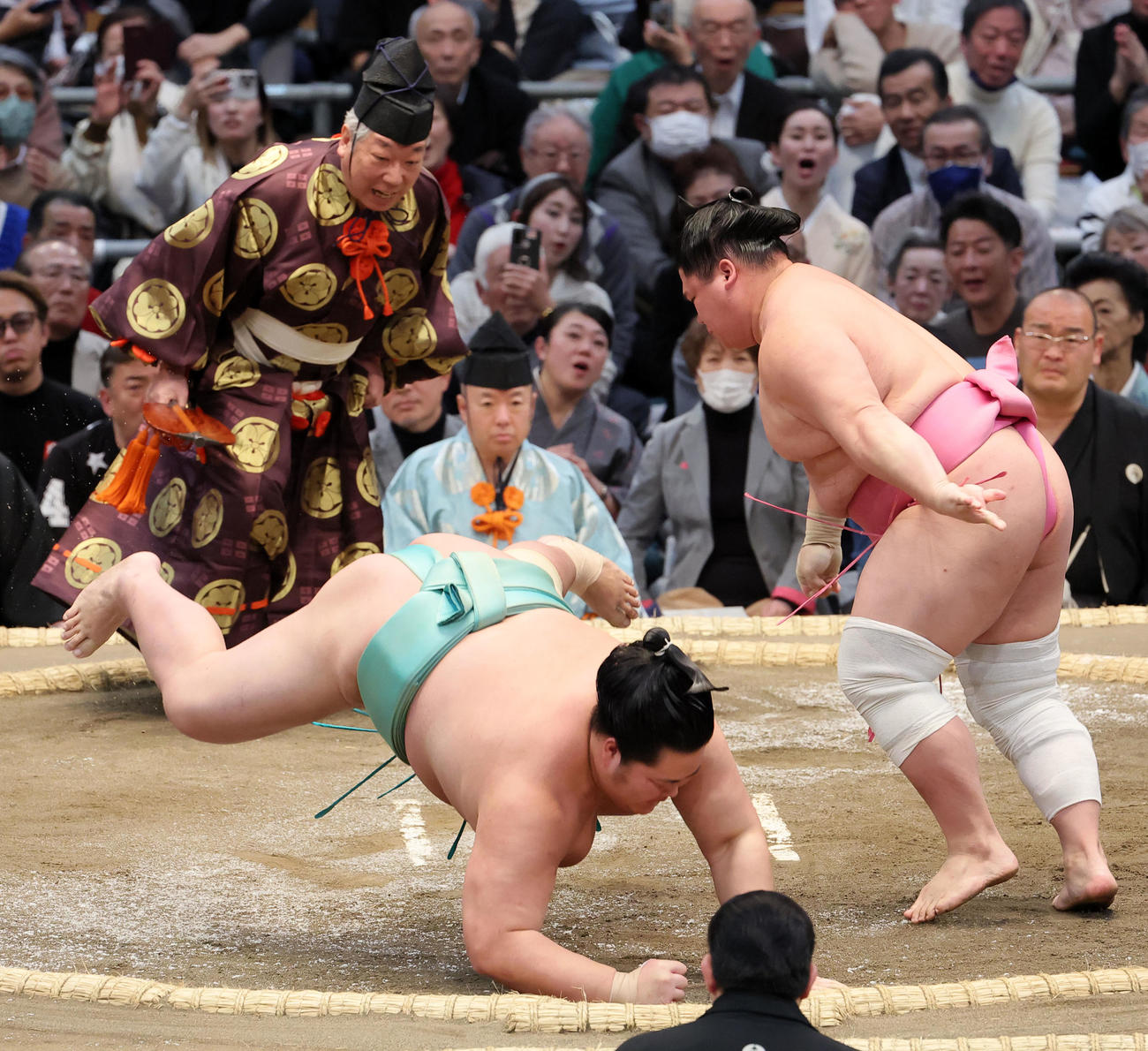 宇良（右）は琴ノ若を肩すかしで破る