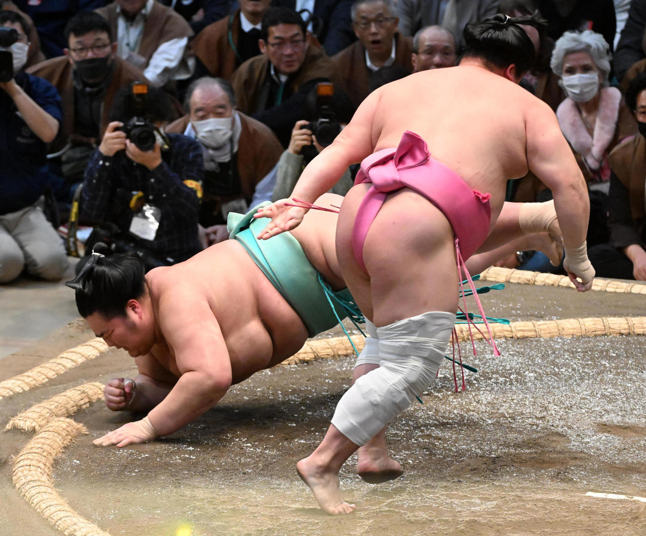 宇良（背中）は琴ノ若を肩すかしで破る（撮影・前岡正明）