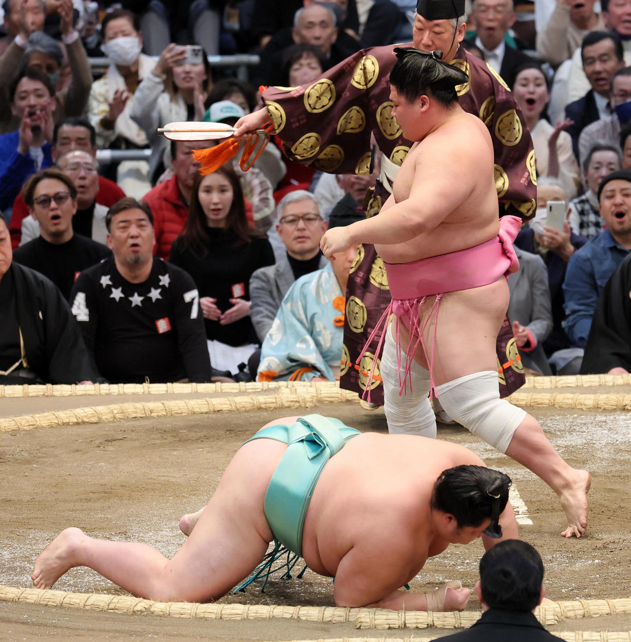 宇良（右）は琴ノ若を肩すかしで破る