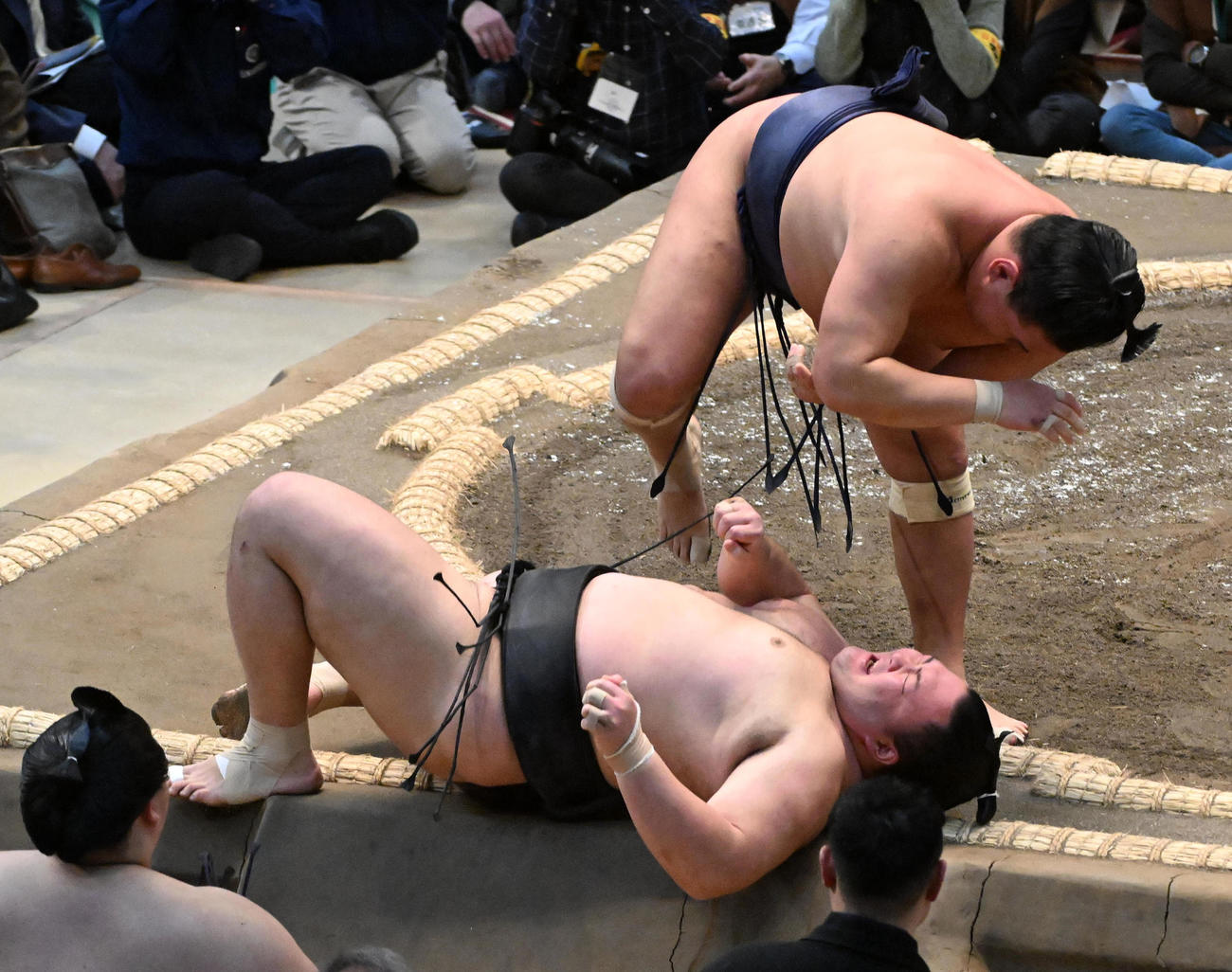 豊昇龍（上）は朝乃山を下手投げで破る（撮影・前岡正明）