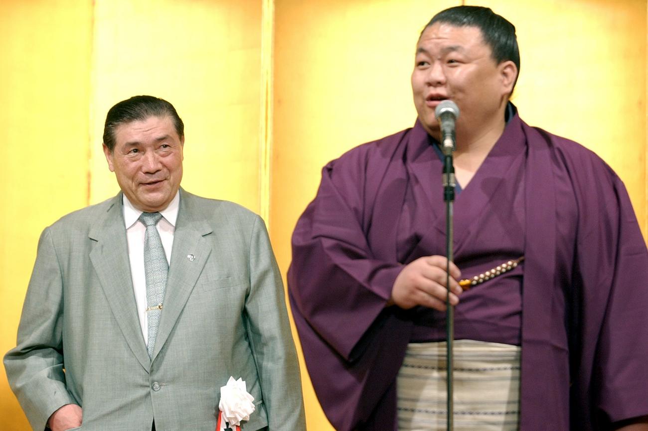 大鵬部屋創立30周年祝賀パーティーで、あいさつした貴闘力（右）を、頼もしそうに見つめる大鵬親方（2002年8月30日撮影）