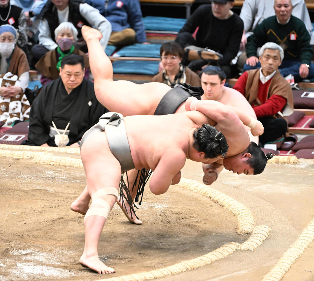 伯桜鵬（右）をすくい投げで破る若隆景（撮影・和賀正仁）