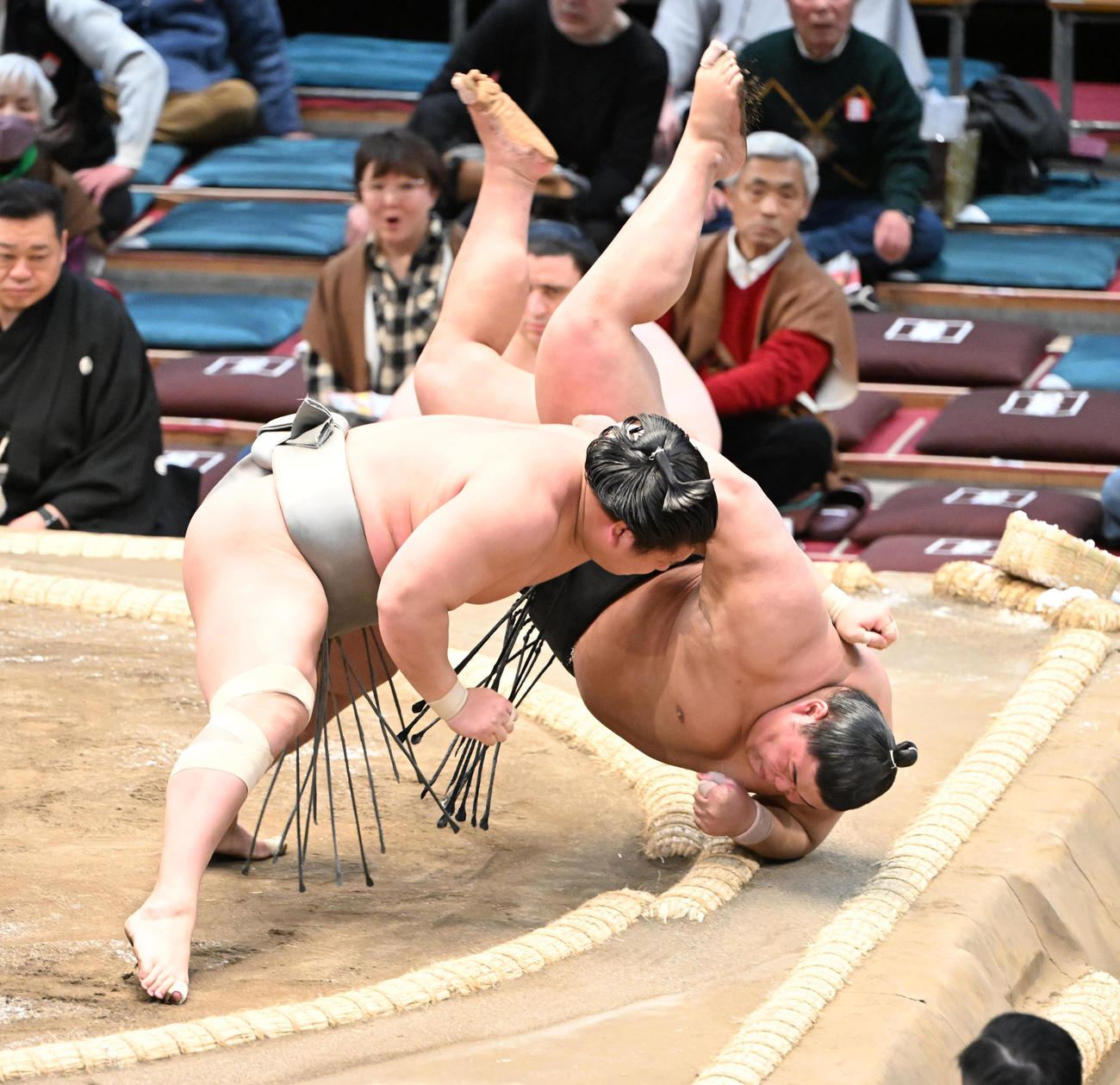 伯桜鵬（右）をすくい投げで破る若隆景（撮影・和賀正仁）