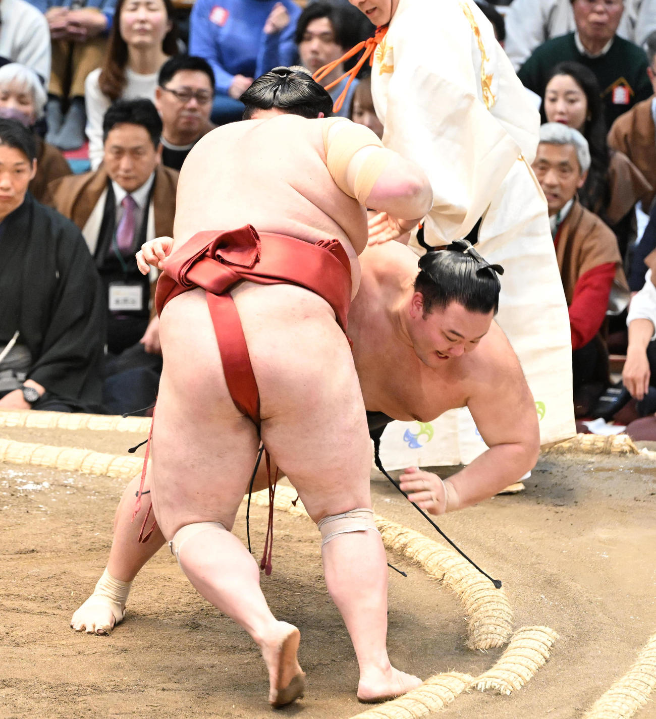 熱海富士（手前）は上手投げで朝乃山を破る（撮影・和賀正仁）