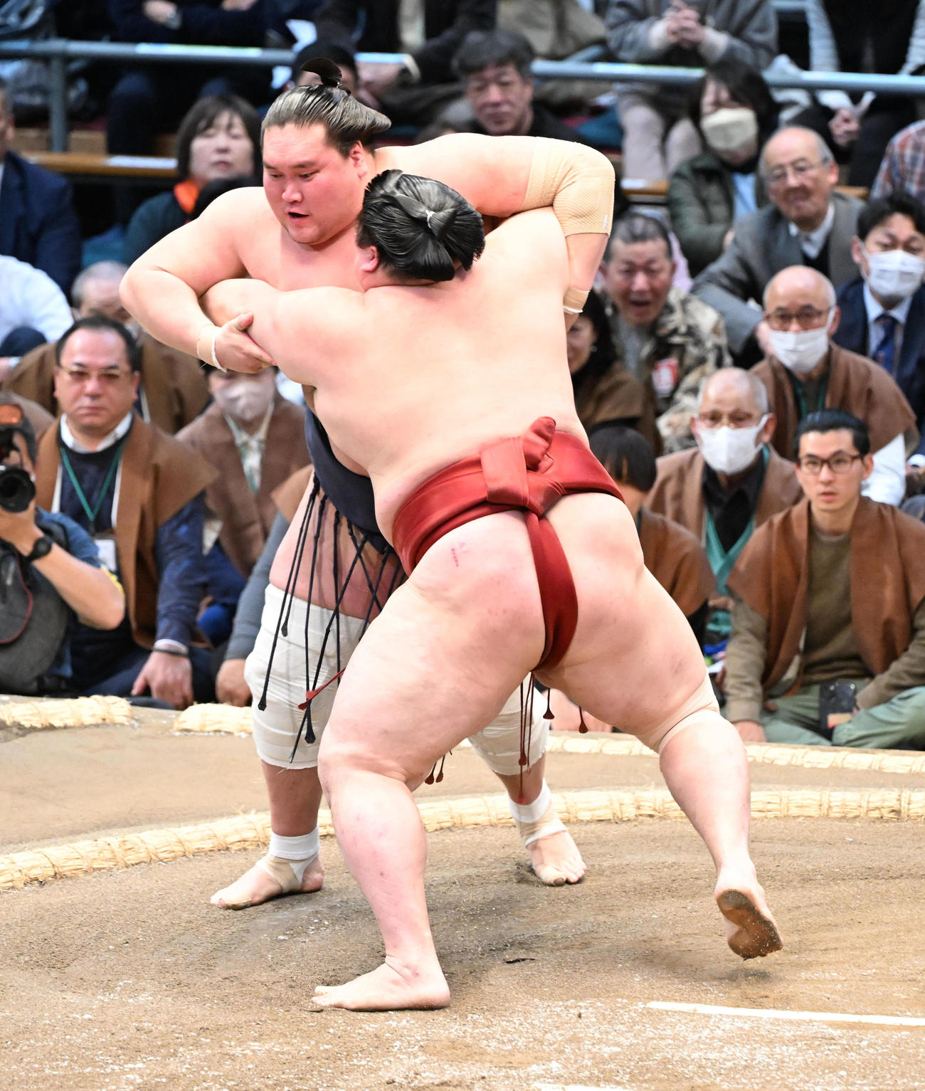 隆の勝（手前）に寄り切りで敗れる照ノ富士（撮影・和賀正仁）