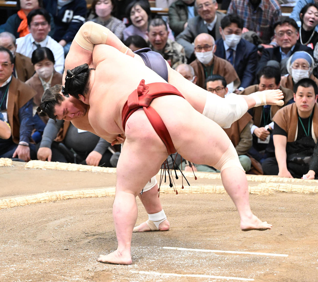 隆の勝（手前）に寄り切りで敗れる照ノ富士（撮影・和賀正仁）