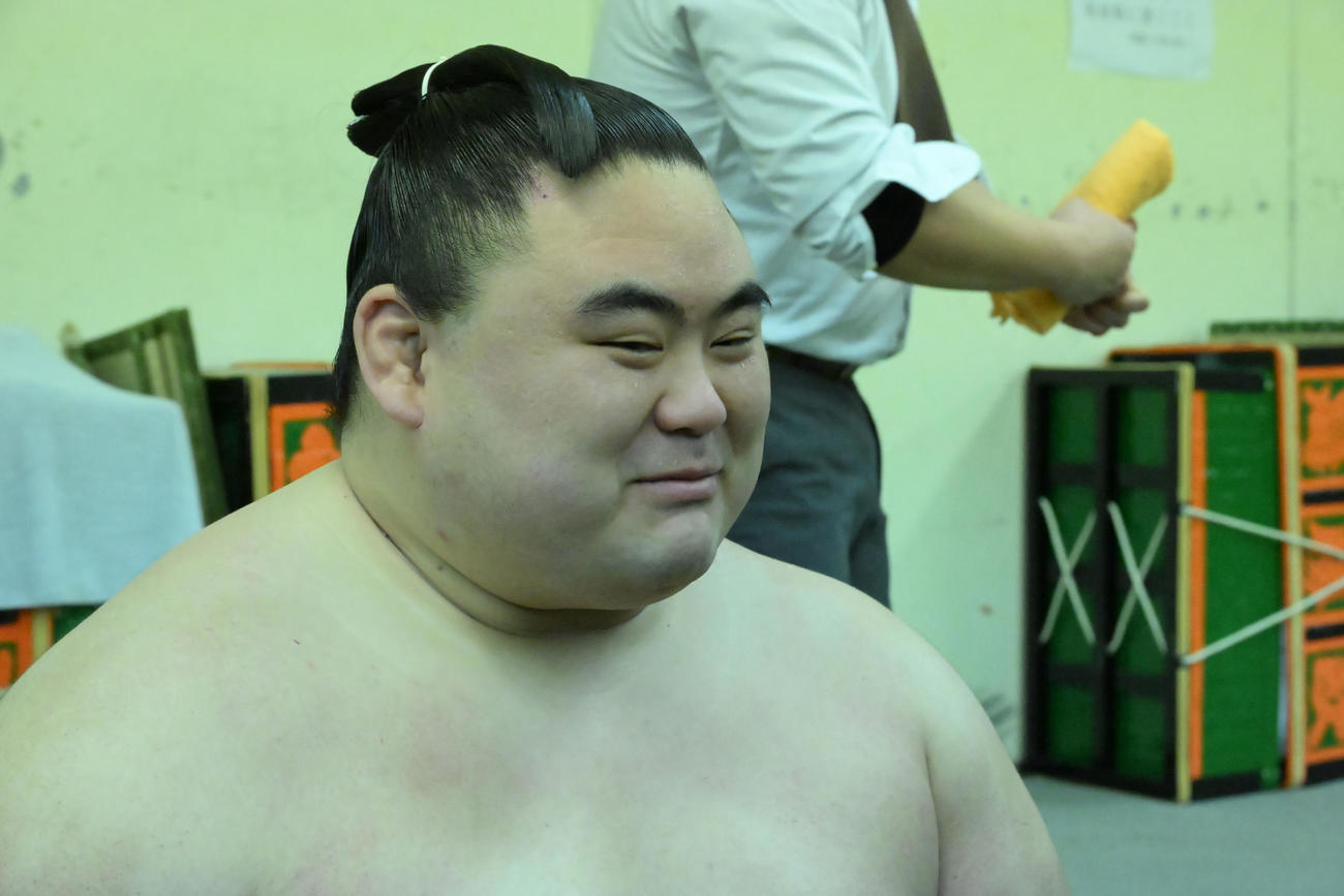 照ノ富士を破る金星をあげ支度部屋で笑顔を見せる隆の勝