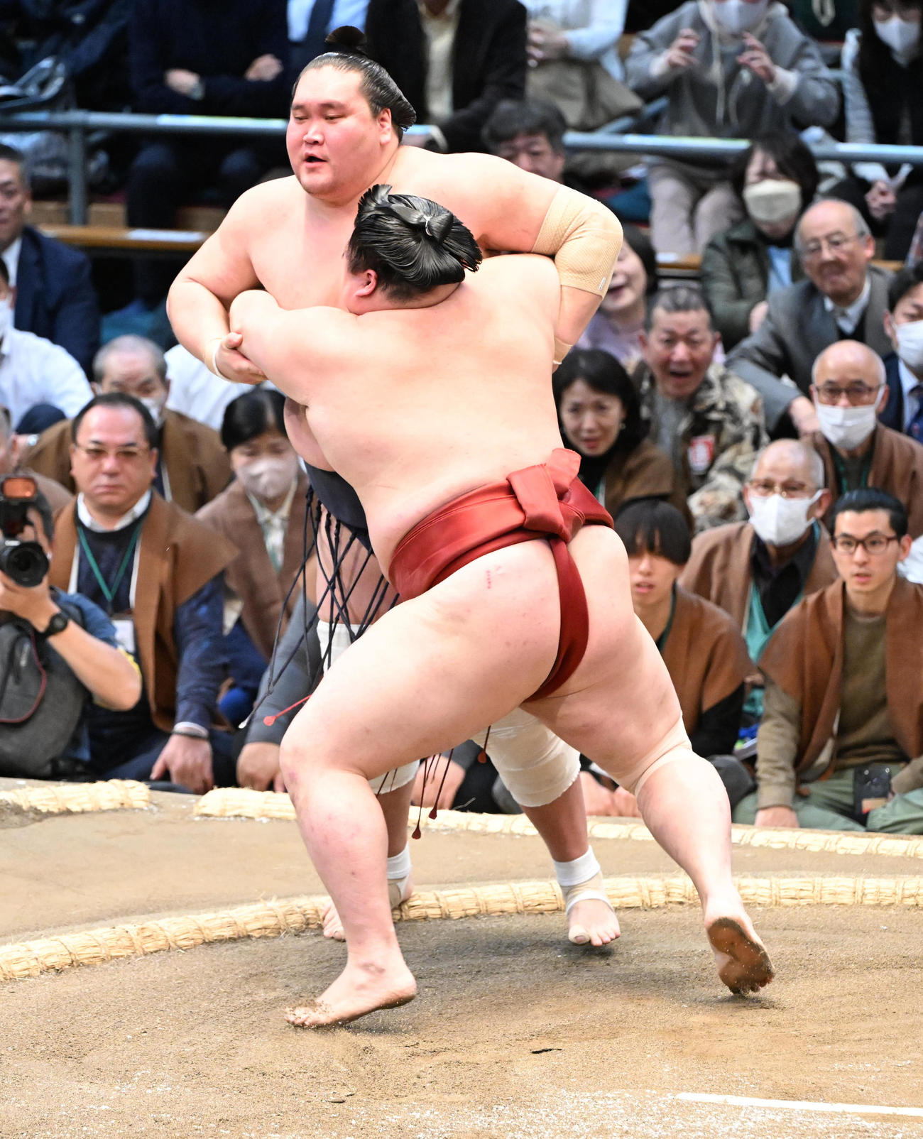 隆の勝（手前）に寄り切りで敗れる照ノ富士（撮影・和賀正仁）