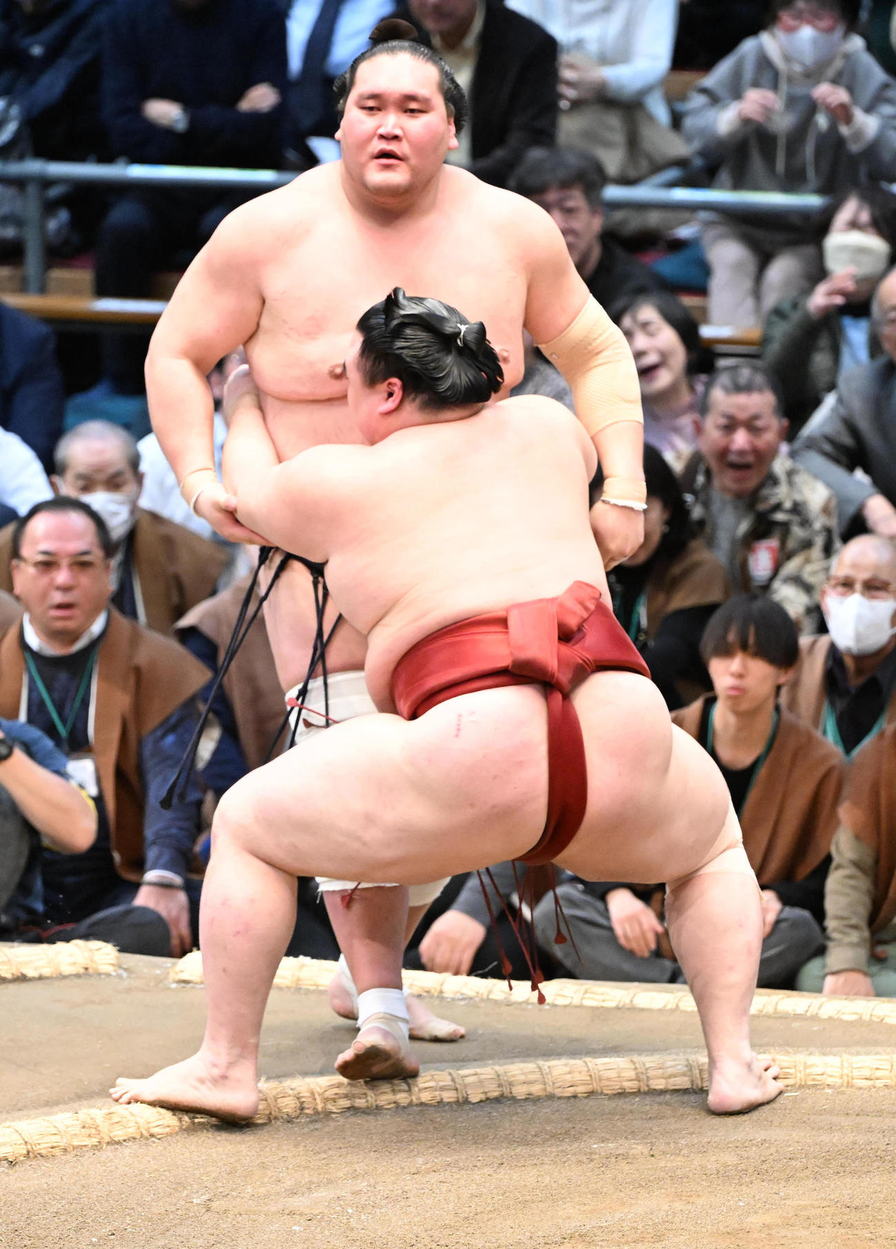 隆の勝（手前）に寄り切りで敗れる照ノ富士（撮影・和賀正仁）