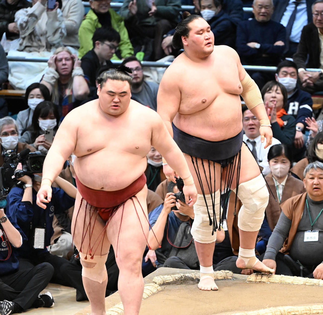隆の勝（手前）に寄り切りで敗れる照ノ富士（撮影・和賀正仁）
