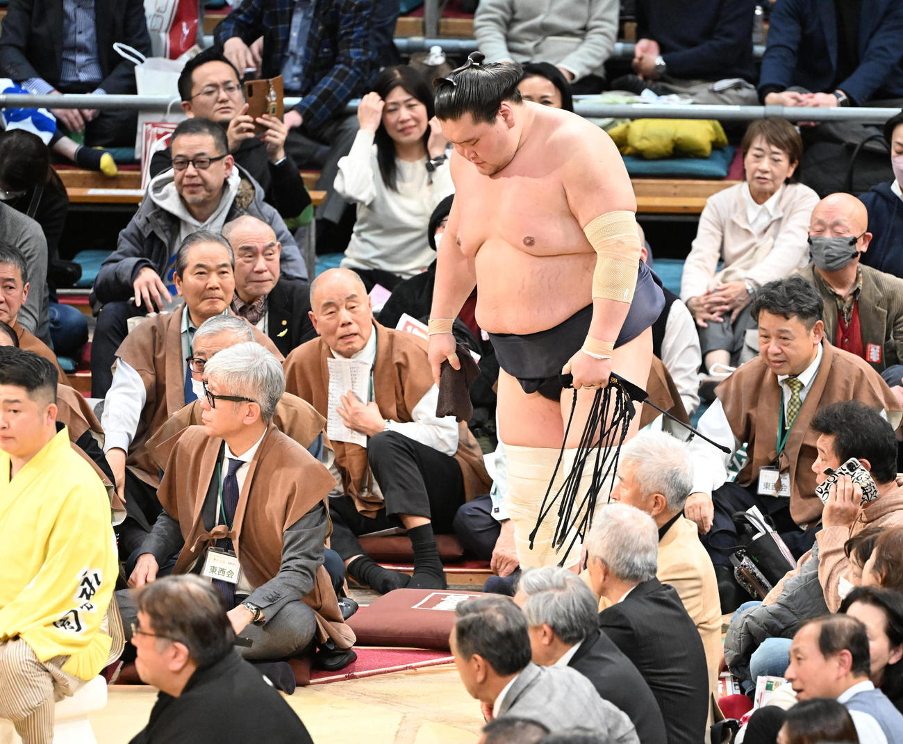 隆の勝（手前）に寄り切りで敗れ引き揚げる照ノ富士（撮影・和賀正仁）