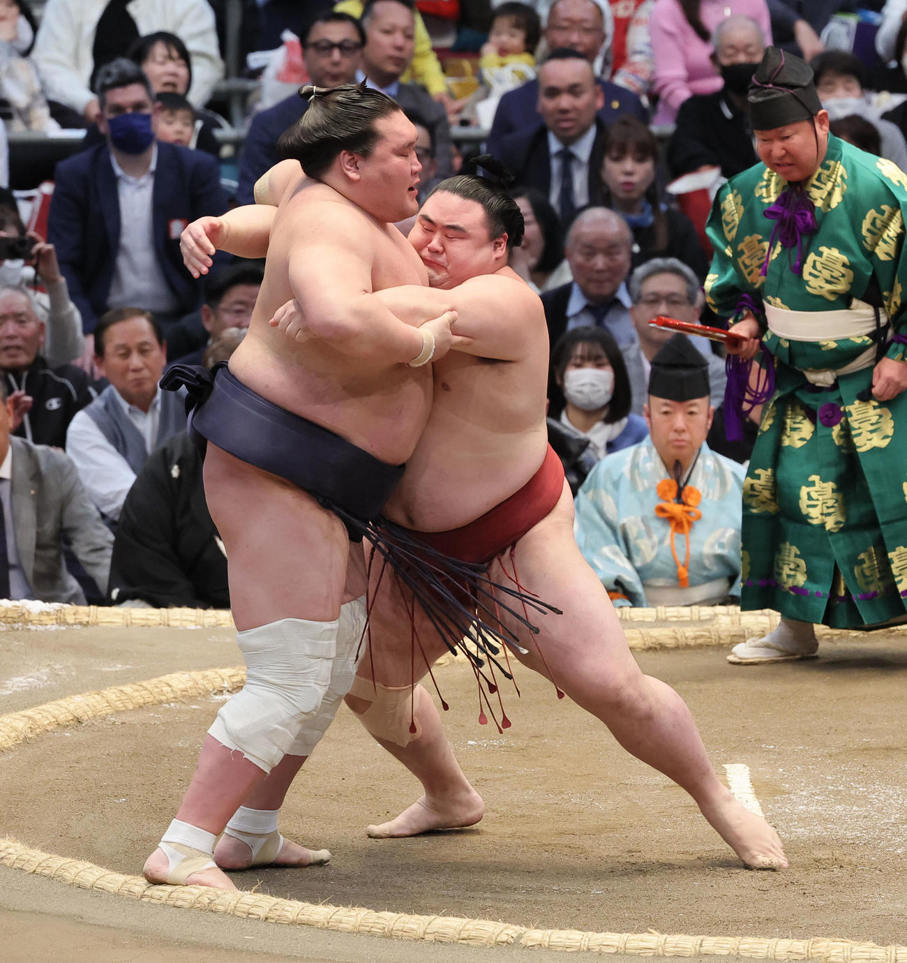隆の勝（右）は寄り切りで照ノ富士を破る