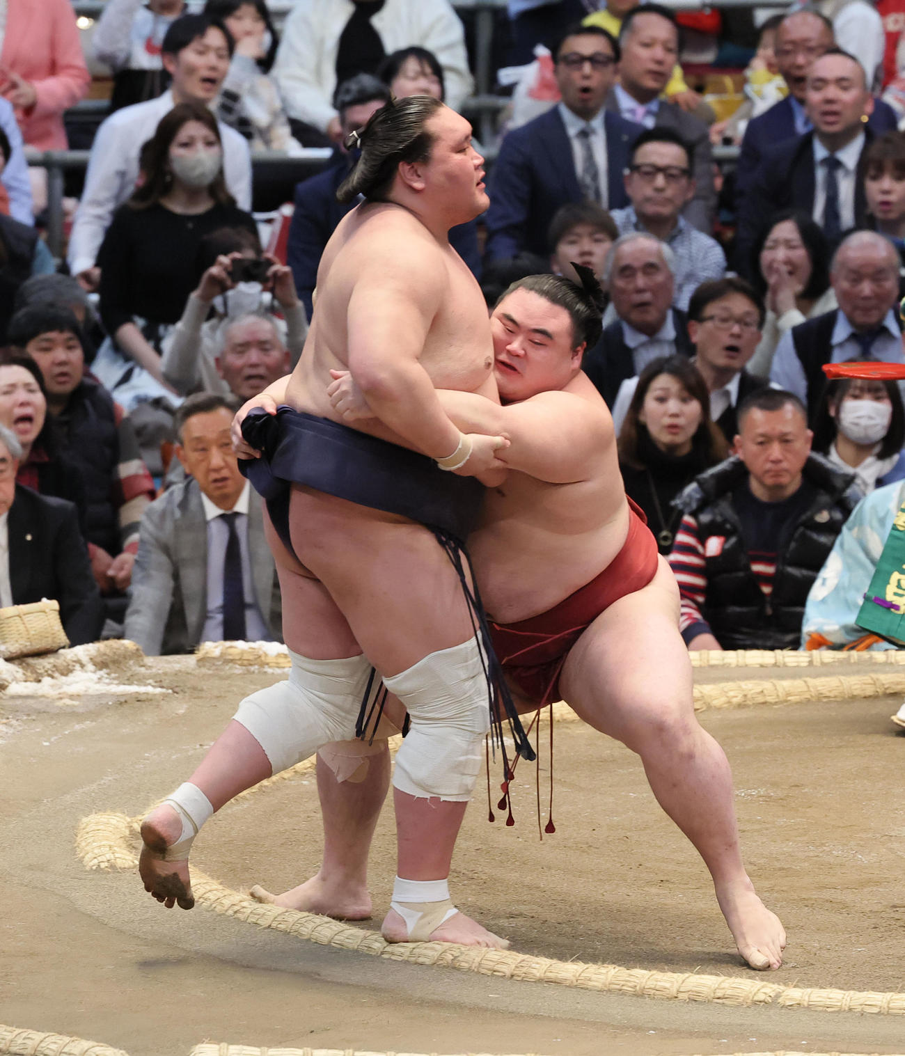 隆の勝（右）は寄り切りで照ノ富士を破る