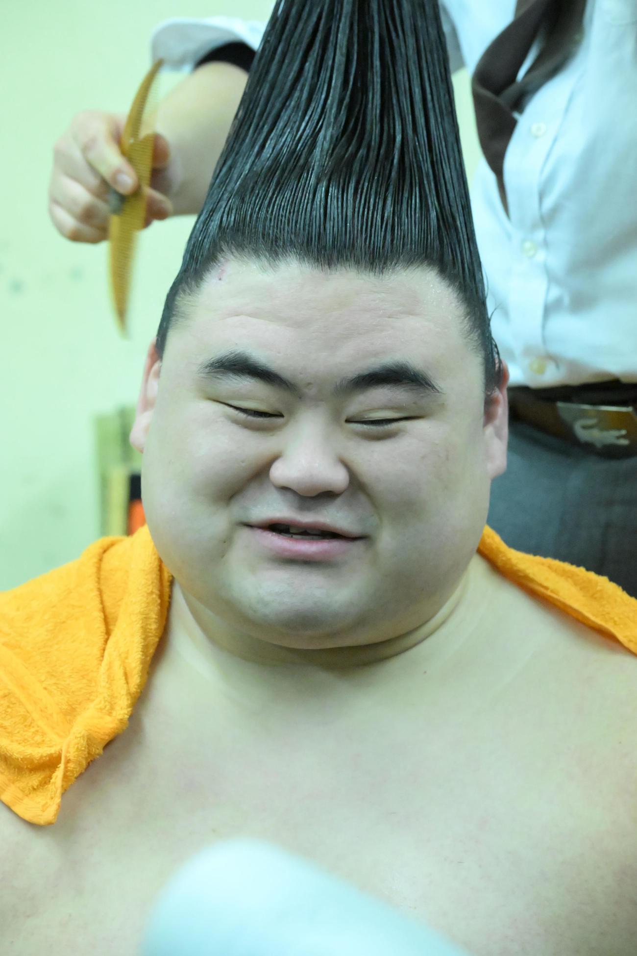 照ノ富士を破る金星をあげ支度部屋で笑顔を見せる隆の勝