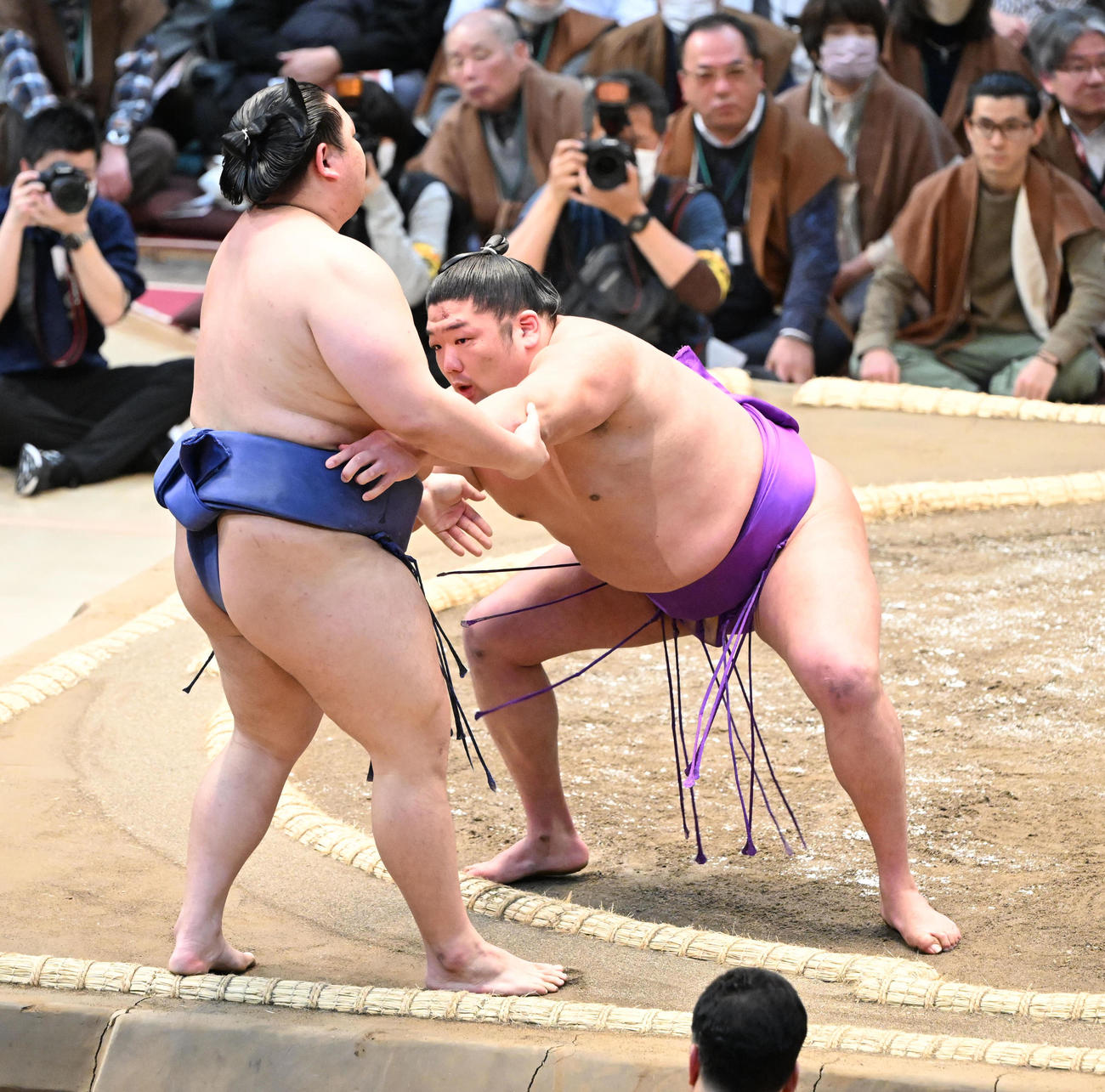 尊富士（右）は寄り切りで美ノ海を破る（撮影・和賀正仁）