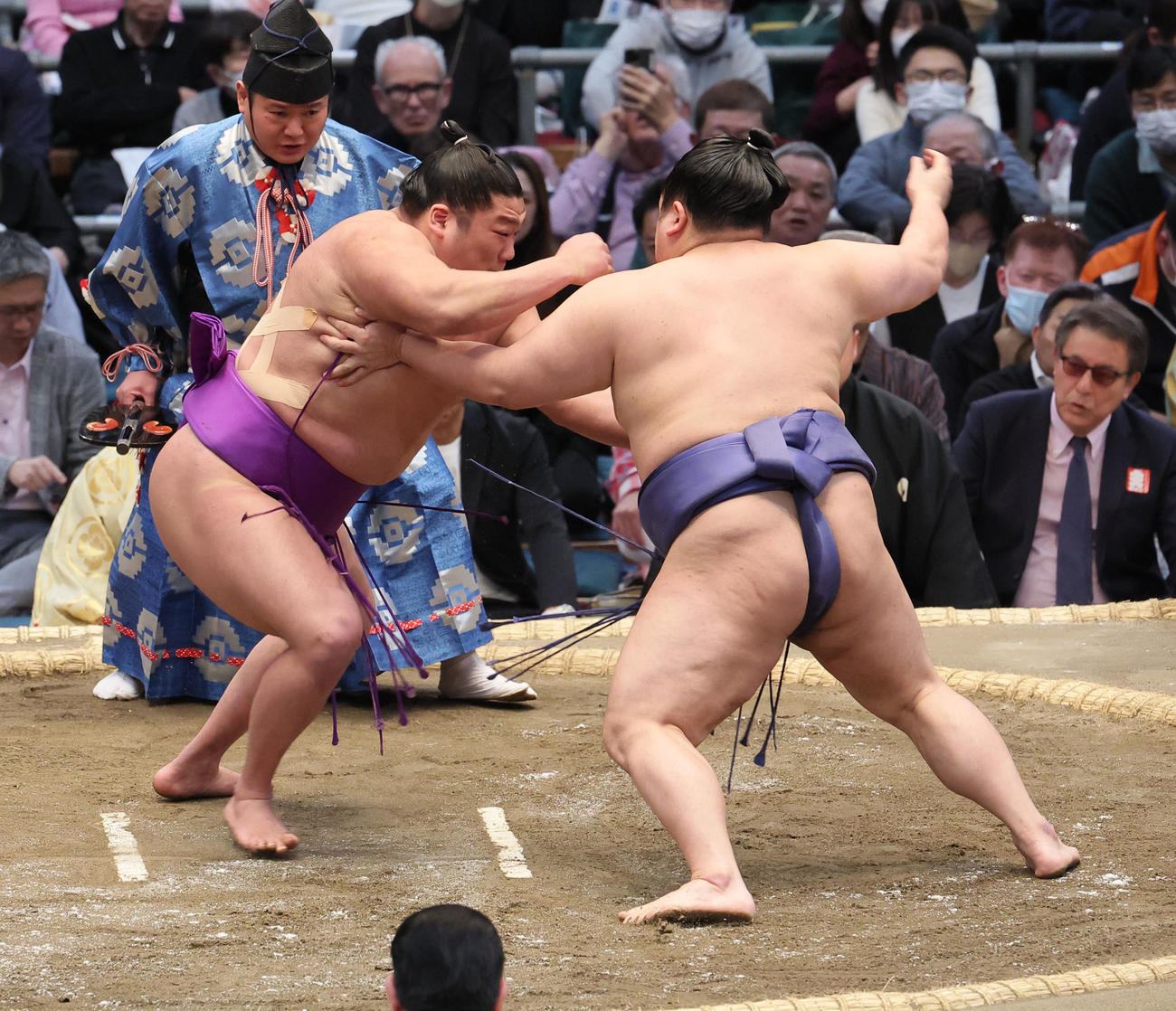 尊富士（左）は寄り切りで美ノ海を破る