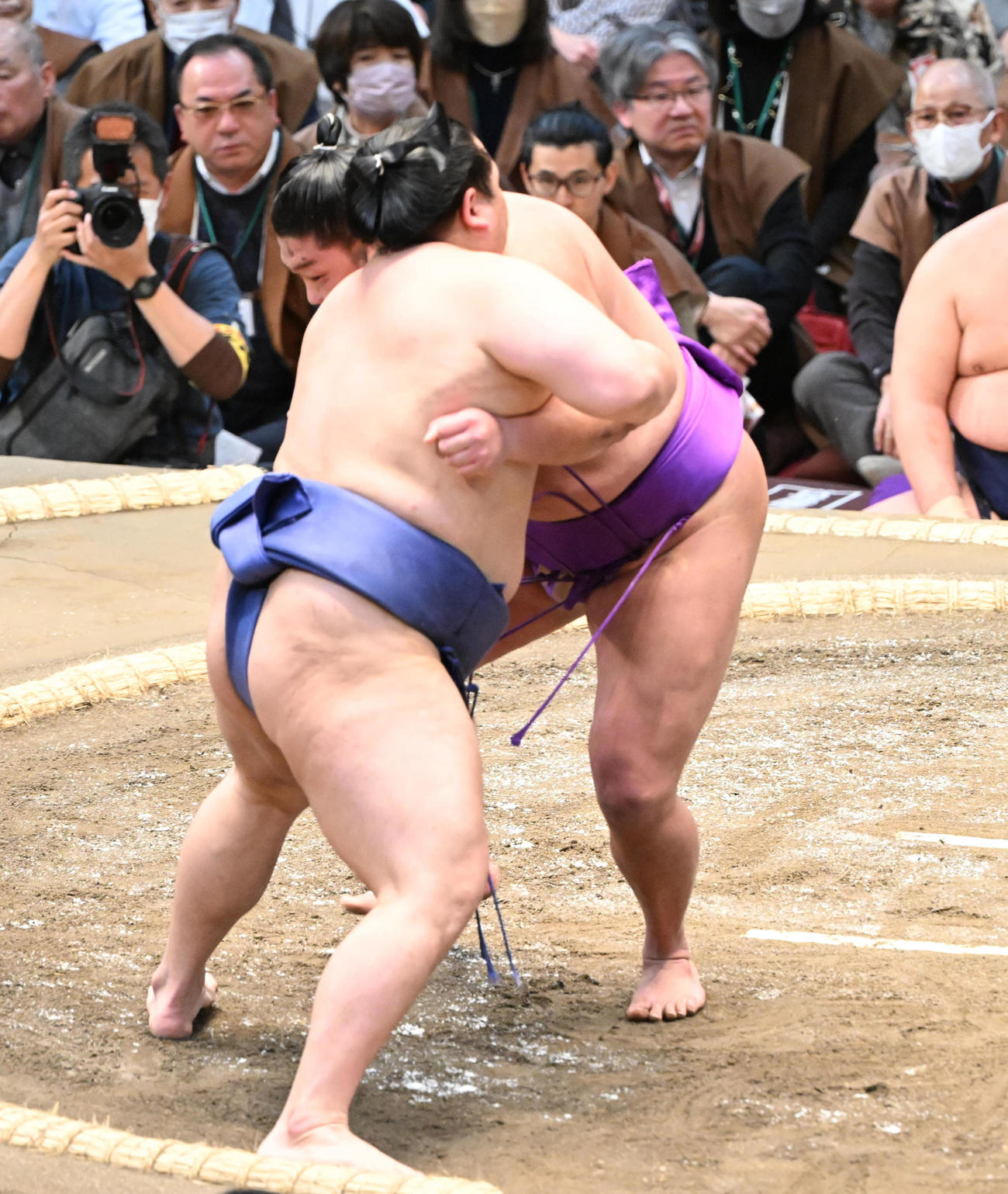 尊富士（右）は寄り切りで美ノ海を破る（撮影・和賀正仁）