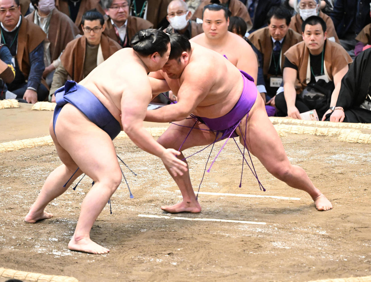 尊富士（右）は寄り切りで美ノ海を破る（撮影・和賀正仁）