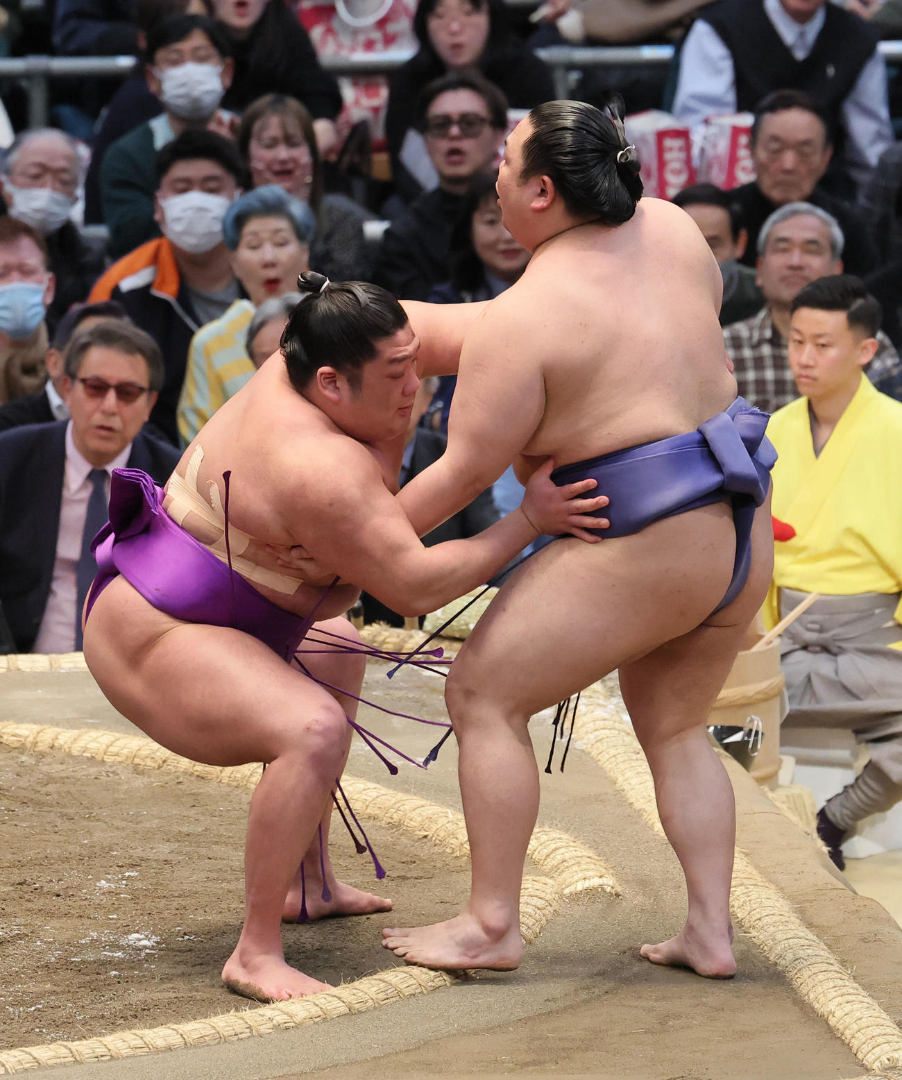 尊富士（左）は寄り切りで美ノ海を破る