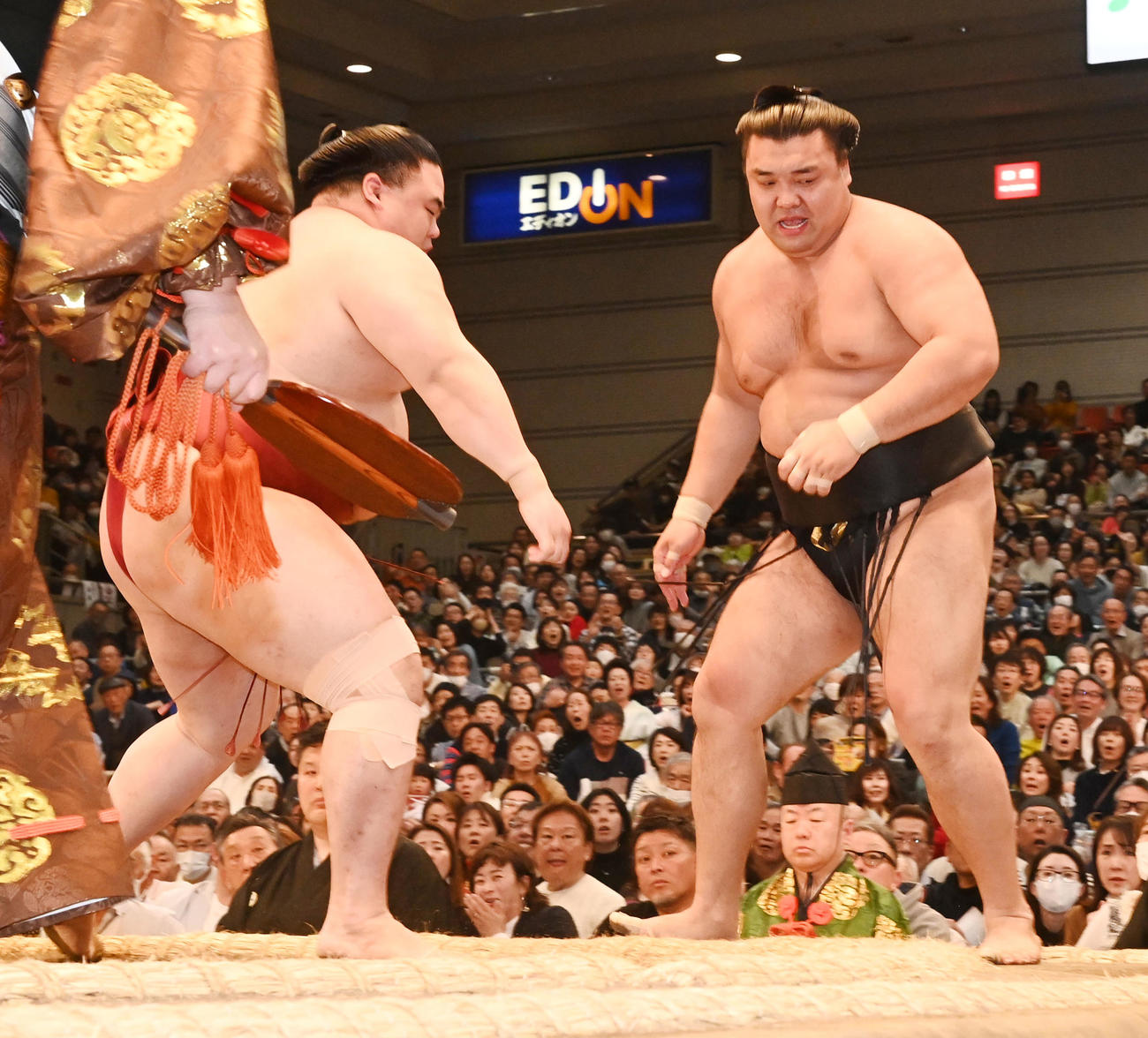 隆の勝（左）は霧島を押し出しで破る（撮影・前岡正明）