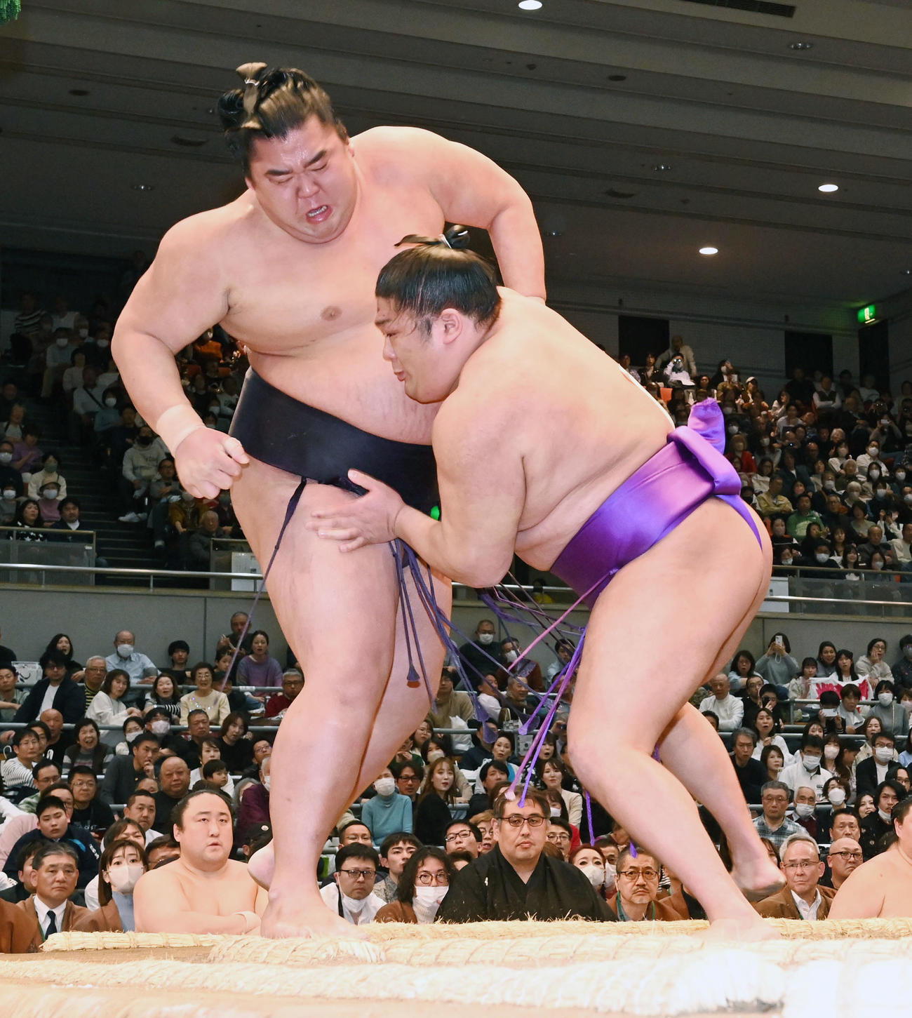 尊富士（右）は湘南乃海を寄り切りで破る（撮影・前岡正明）