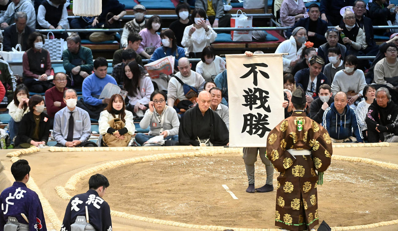 白熊の休場で朝紅龍が不戦勝（撮影・前岡正明）