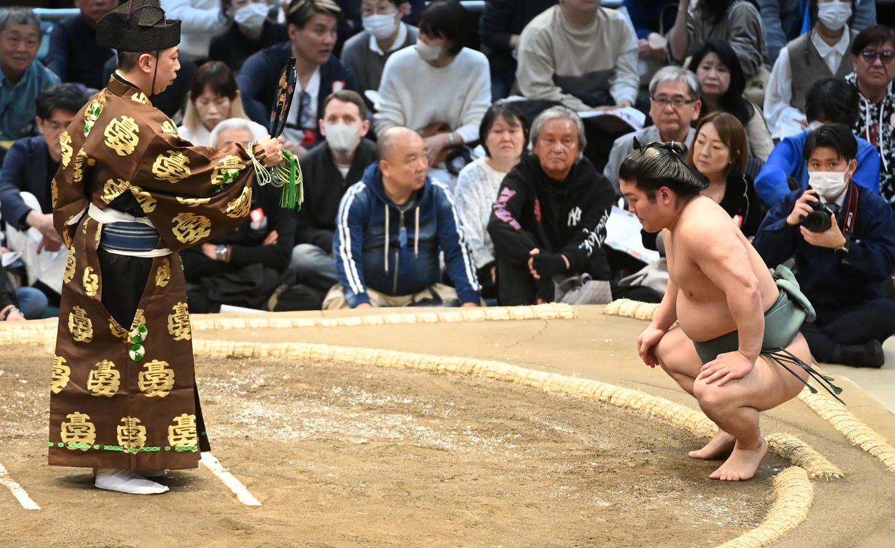 白熊の休場で不戦勝、勝ち越しを決めた朝紅龍（撮影・前岡正明）