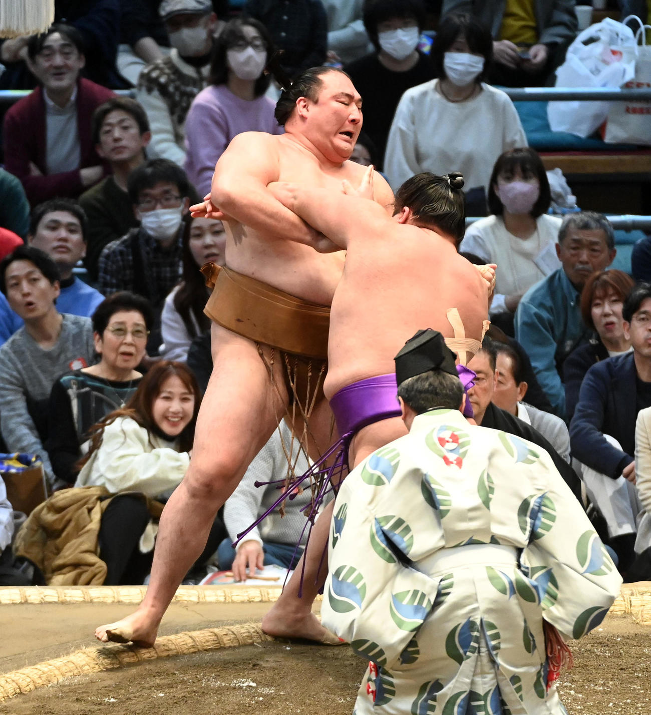 尊富士（背中）は竜電を押し出しで破る（撮影・前岡正明）